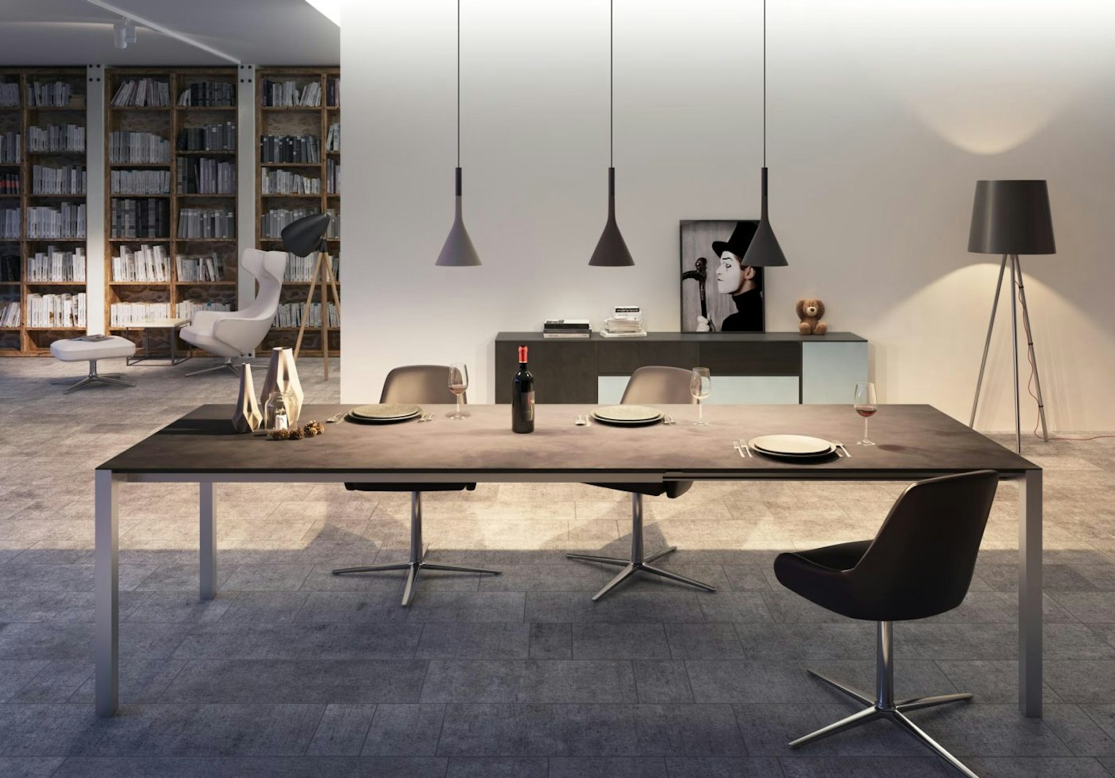 Modernes Esszimmer mit einem langen Tisch für zwei Personen, schwarzen Stühlen, Weinflaschen, Gläsern, Pendelleuchten, abstraktem Dekor und Bücherregalen im Hintergrund. Ein gerahmtes Schwarz-Weiß-Porträt steht auf einer Anrichte.