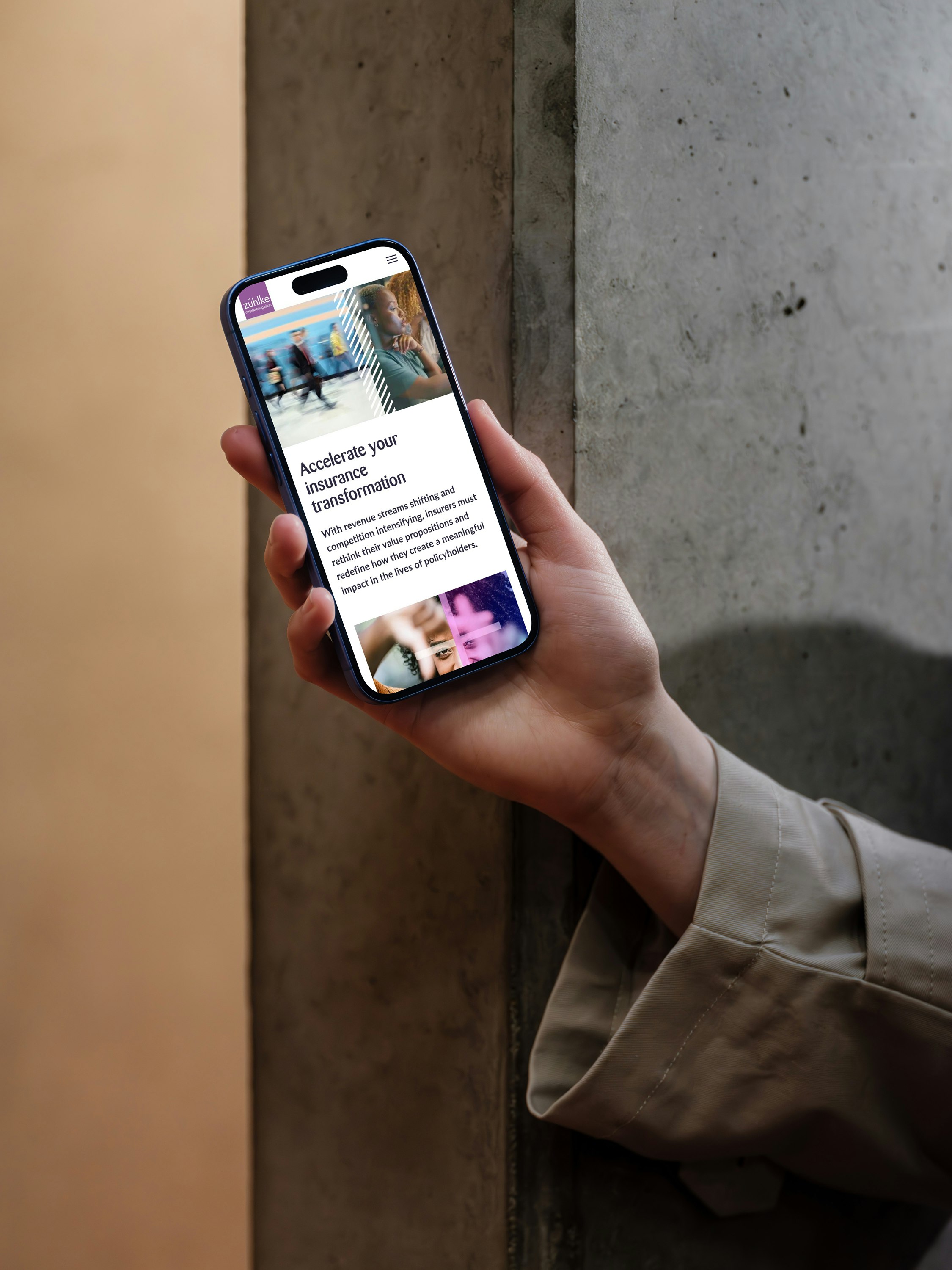 Eine Hand hält ein Mobiltelefon.