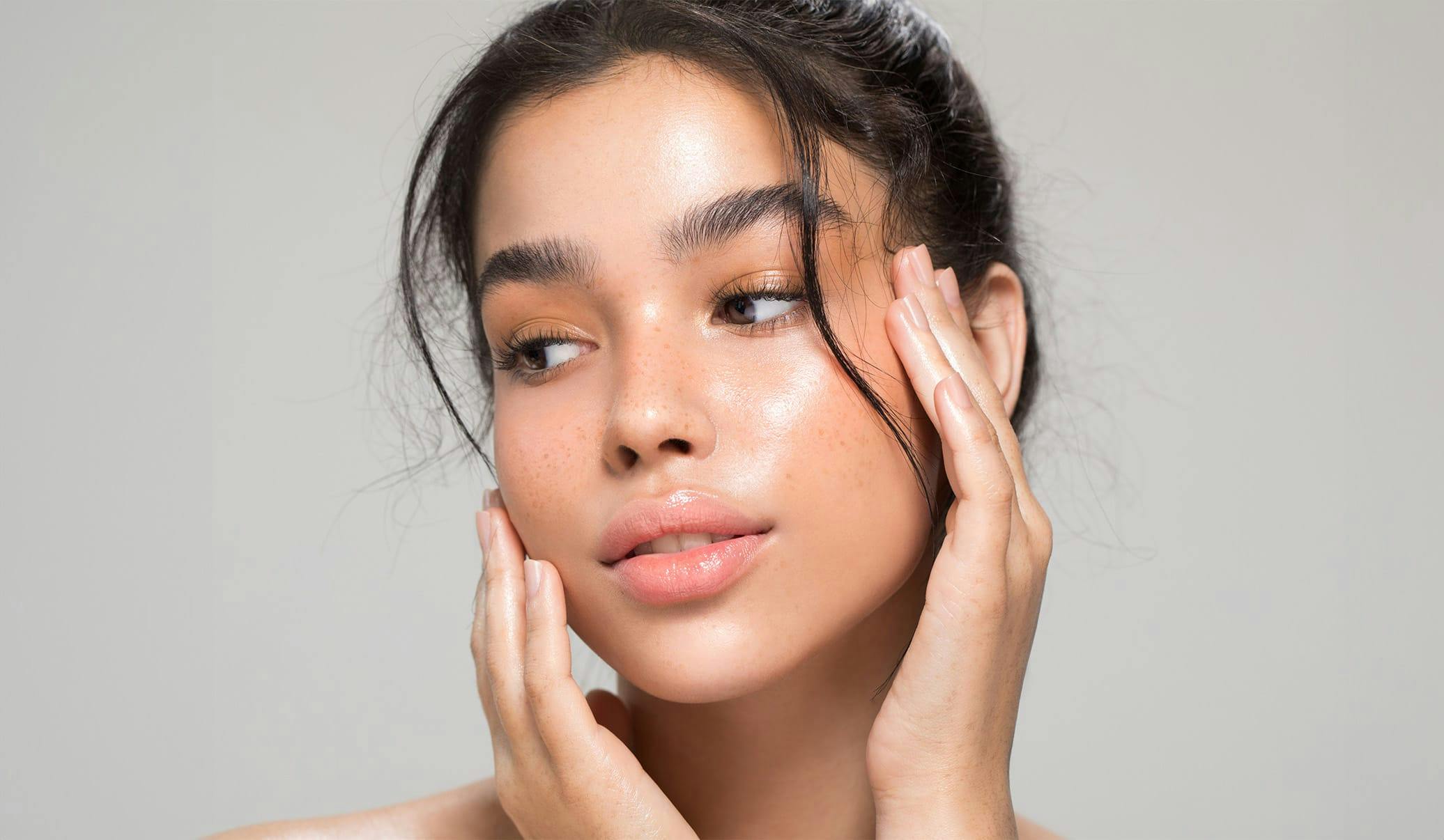 woman with thick eyebrows and freckles