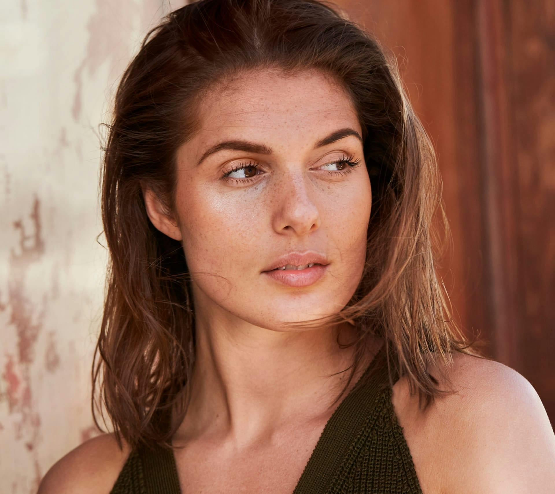 woman with shoulder length brown hair