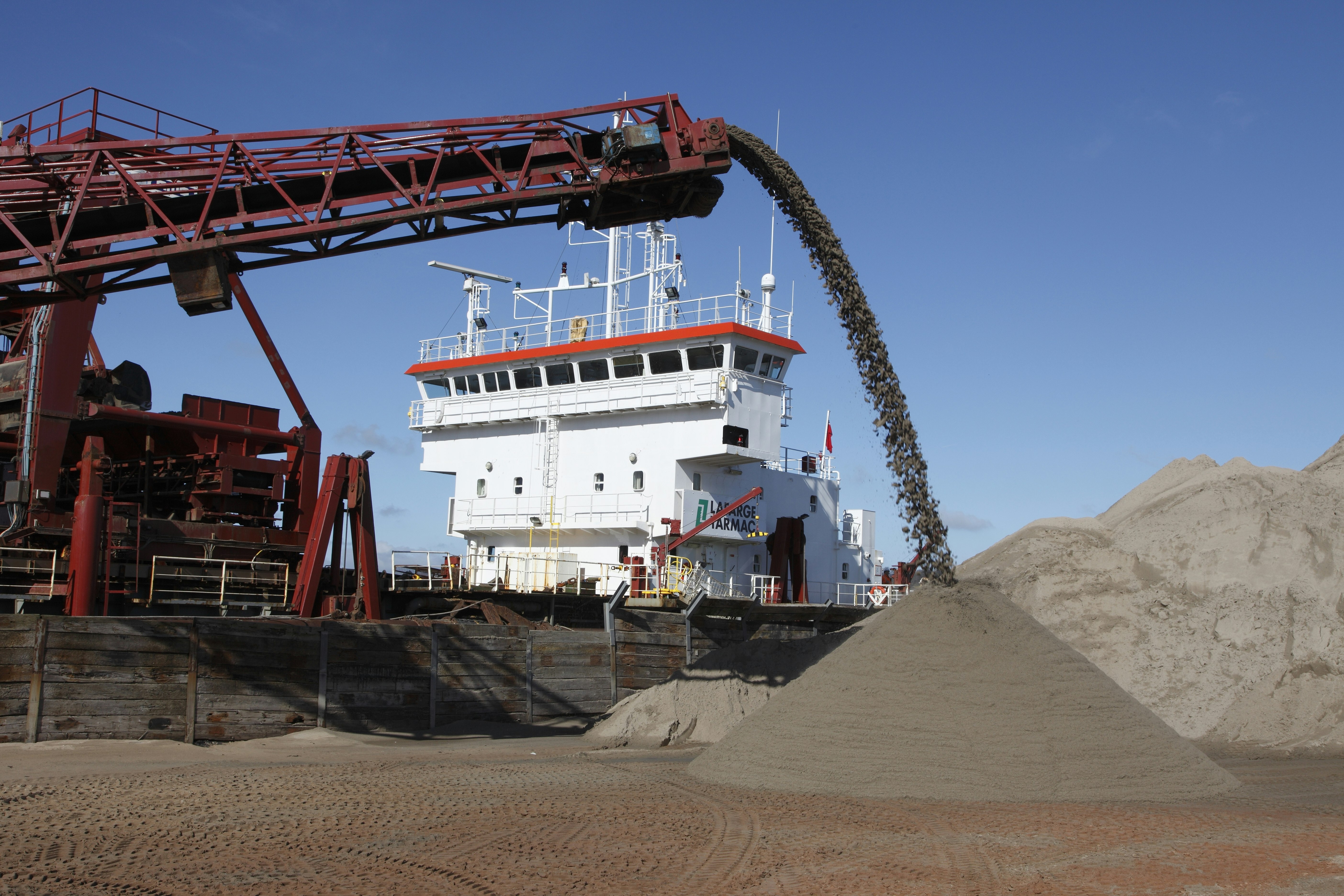 Boat offloading marine aggregates
