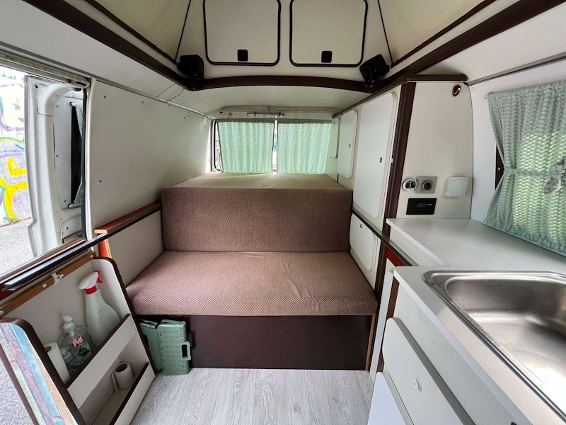 Living space in VW T3 with a hard roof top and standing height from Balkan Campers t