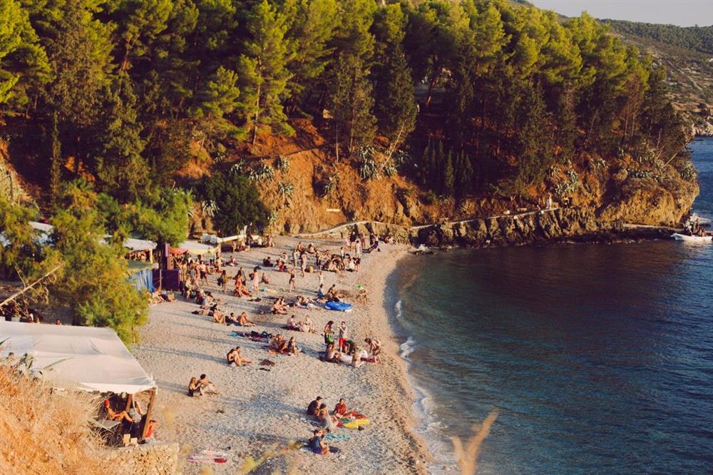 Balkan Campers customers visiting Kamenice beach in Komiža, Croatia