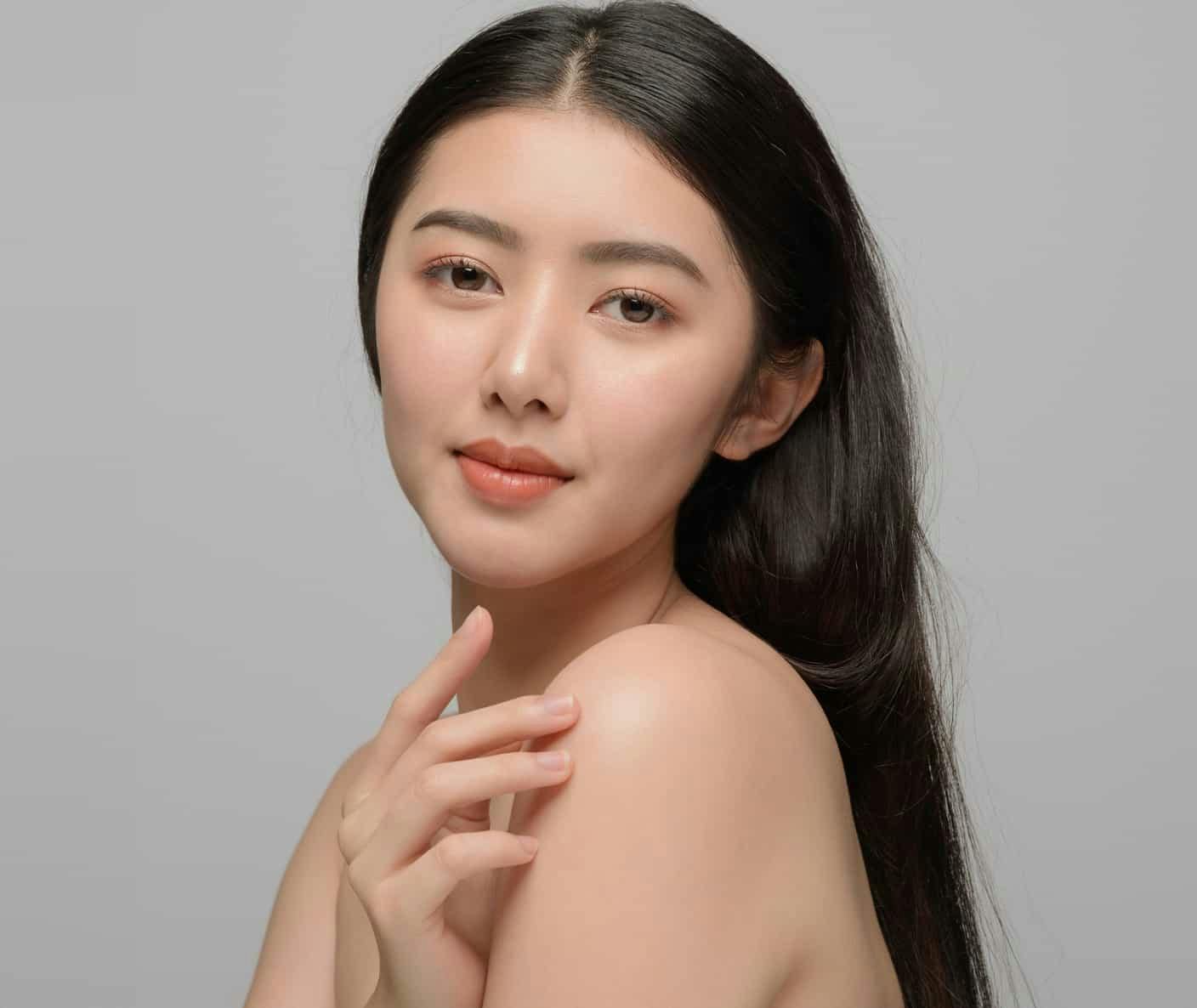 Woman posing with hand on shoulder