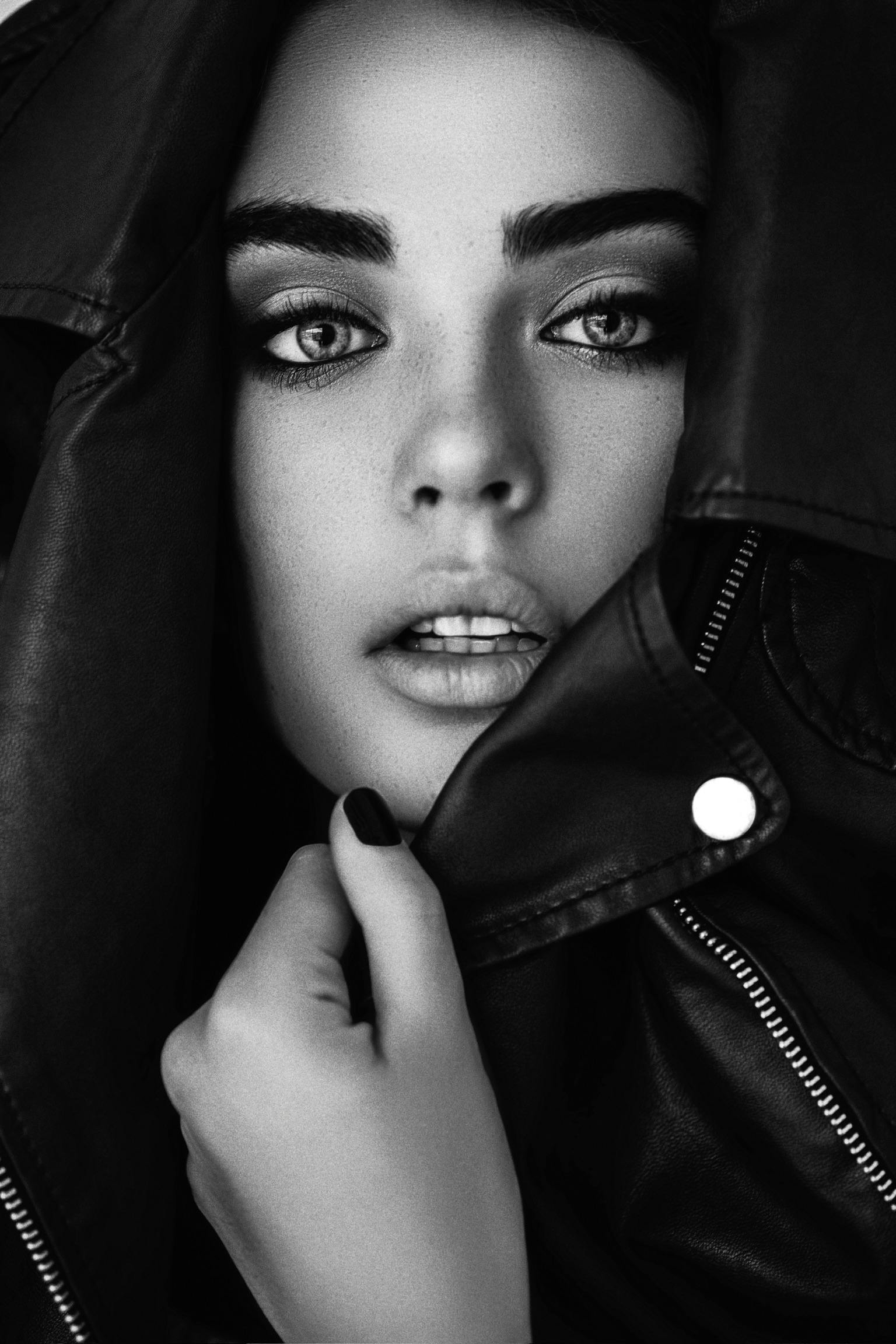 woman in balck and white
