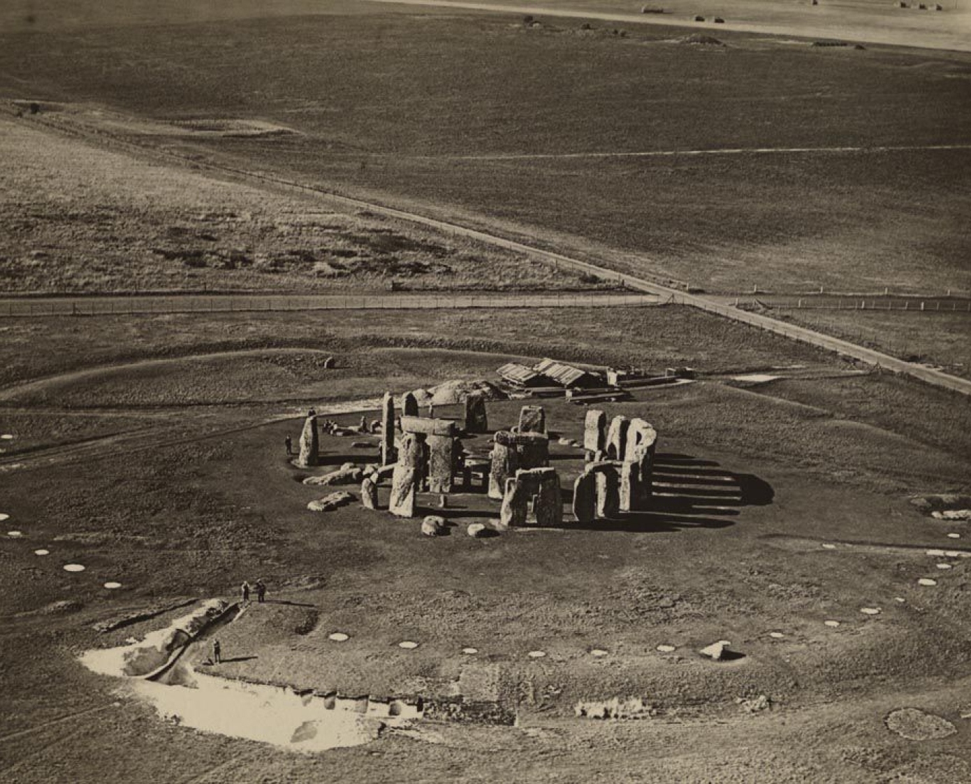 Vintage black and white picture if Stonehenge.
