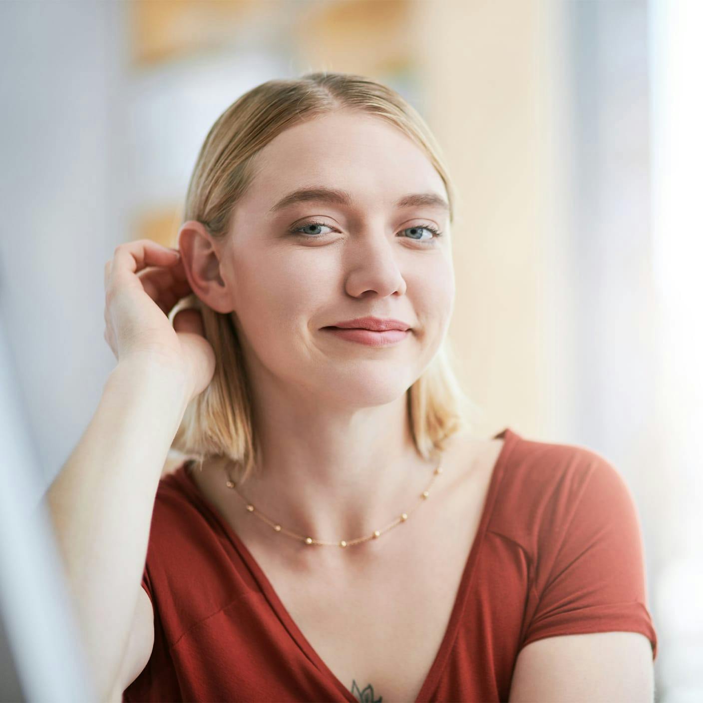 woman with shoulder length blonde hair