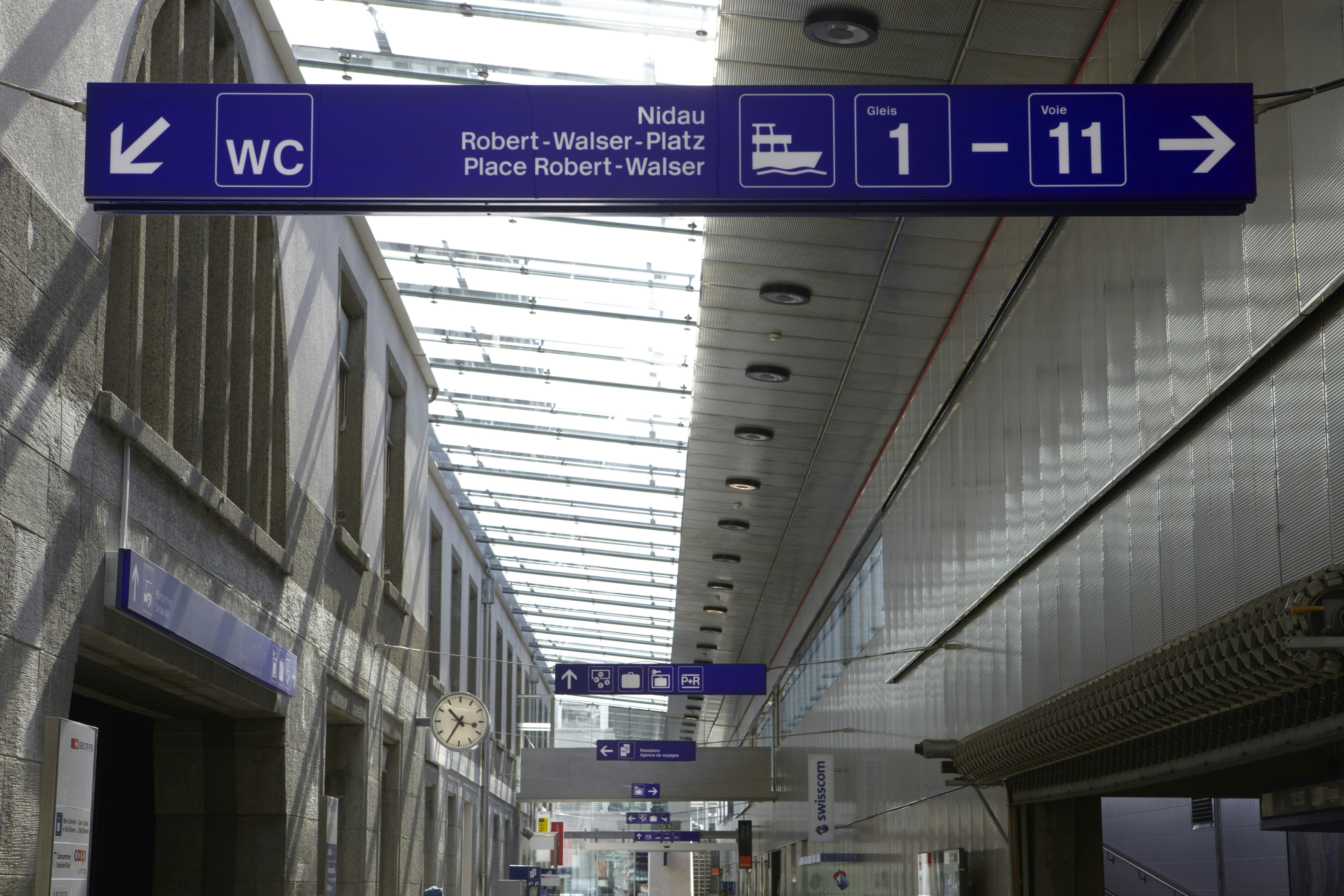 Wegweiser LED in einer Halle