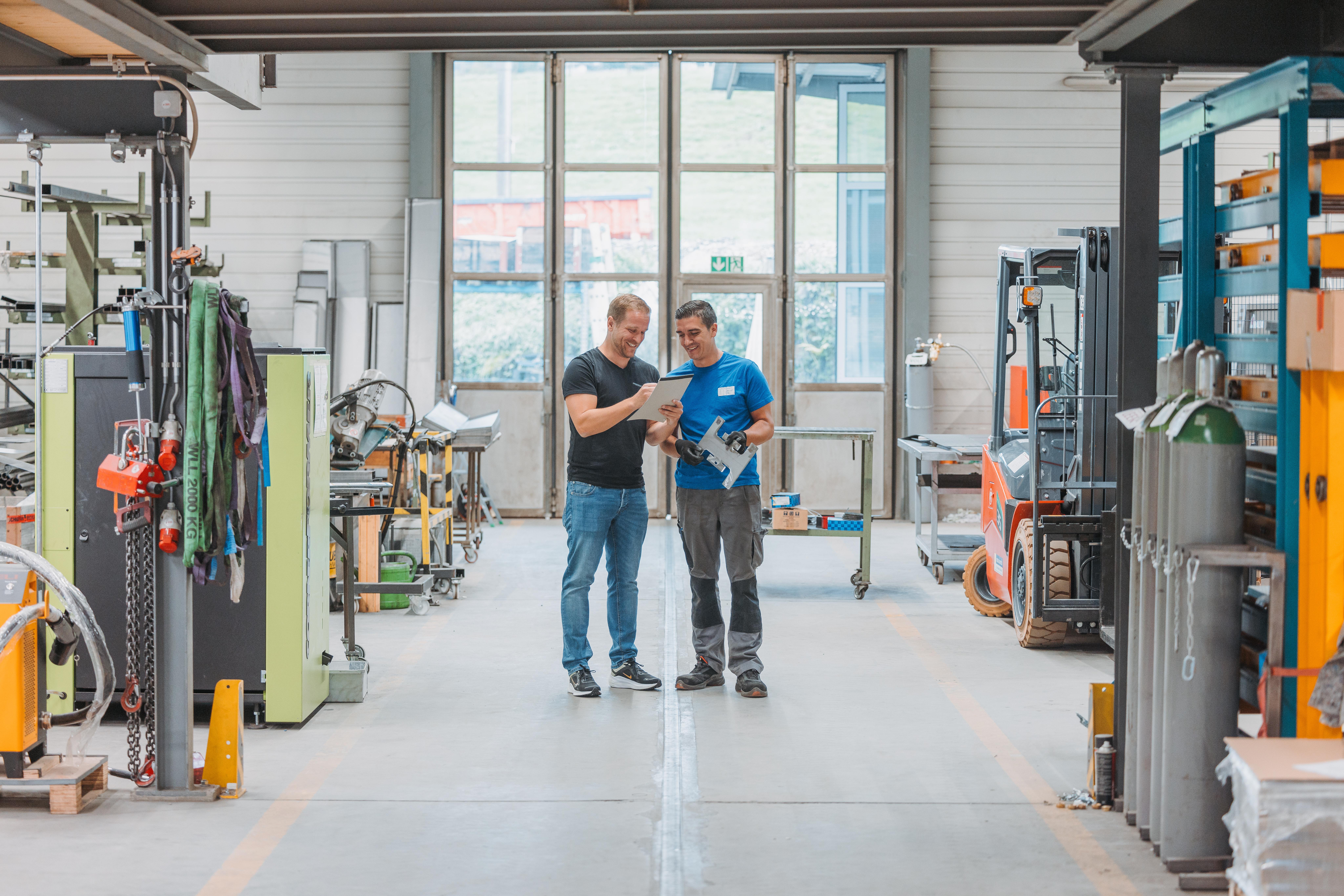 Zwei Personen besprechen einen Auftrag in der Werkstatt