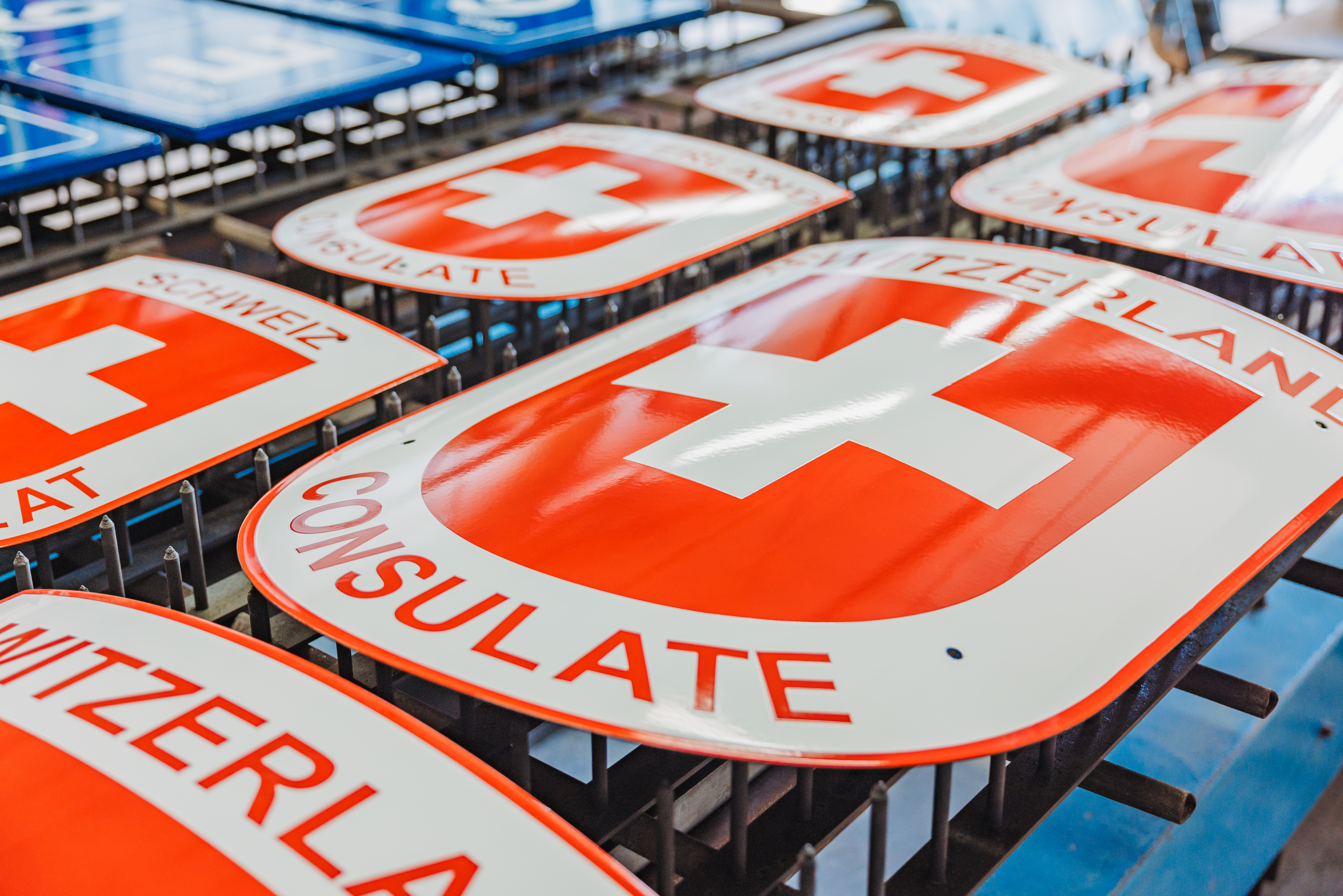 Schweizer Botschaftsschilder am Abkühlen