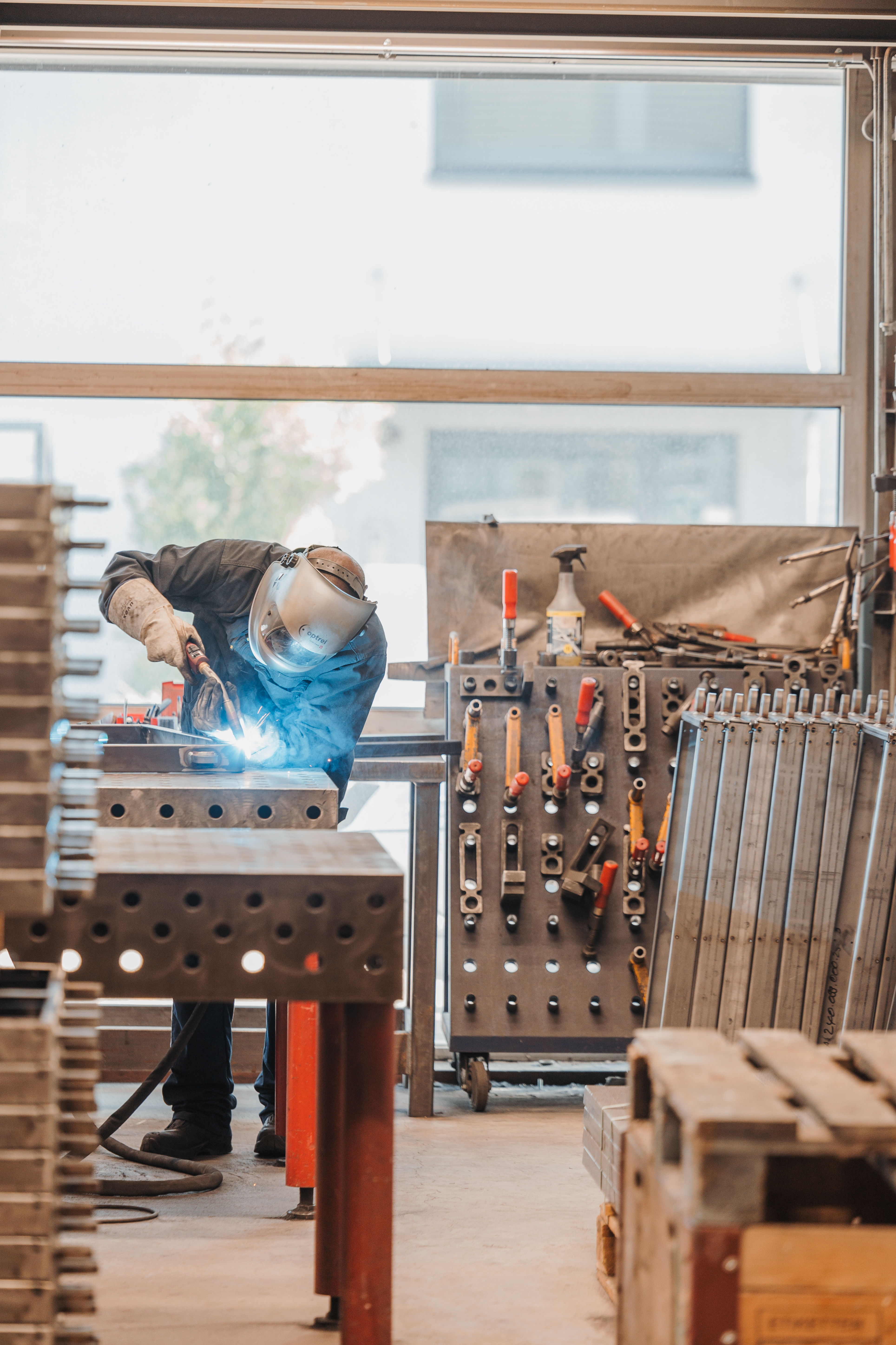 MAG Schweissen  mit Schutzausrüstung in der Werkstatt