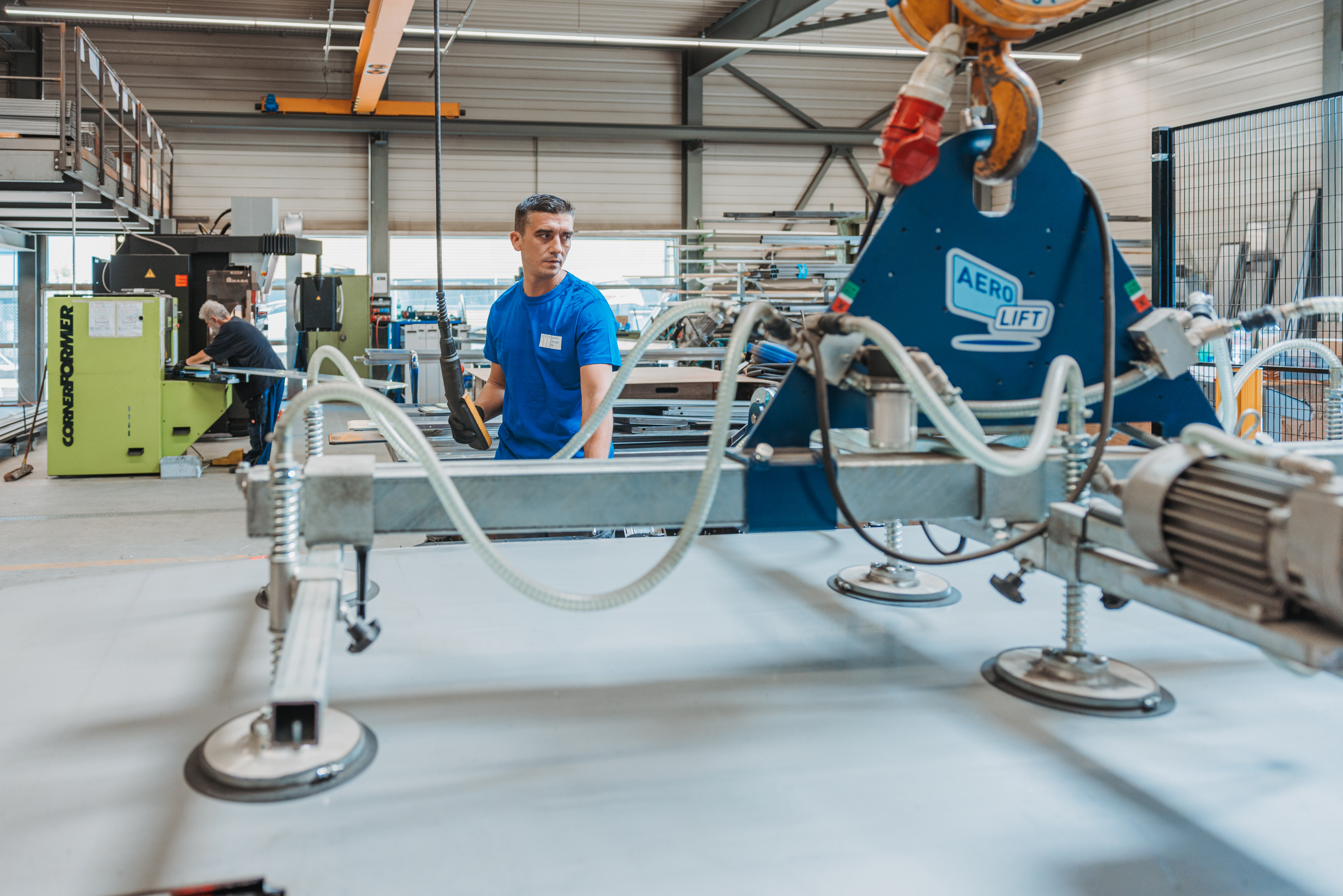 Ein Mitarbeiter bedient den Vakuumheber