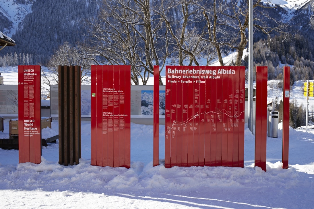Rote emaillierte Wandelemente im Schnee