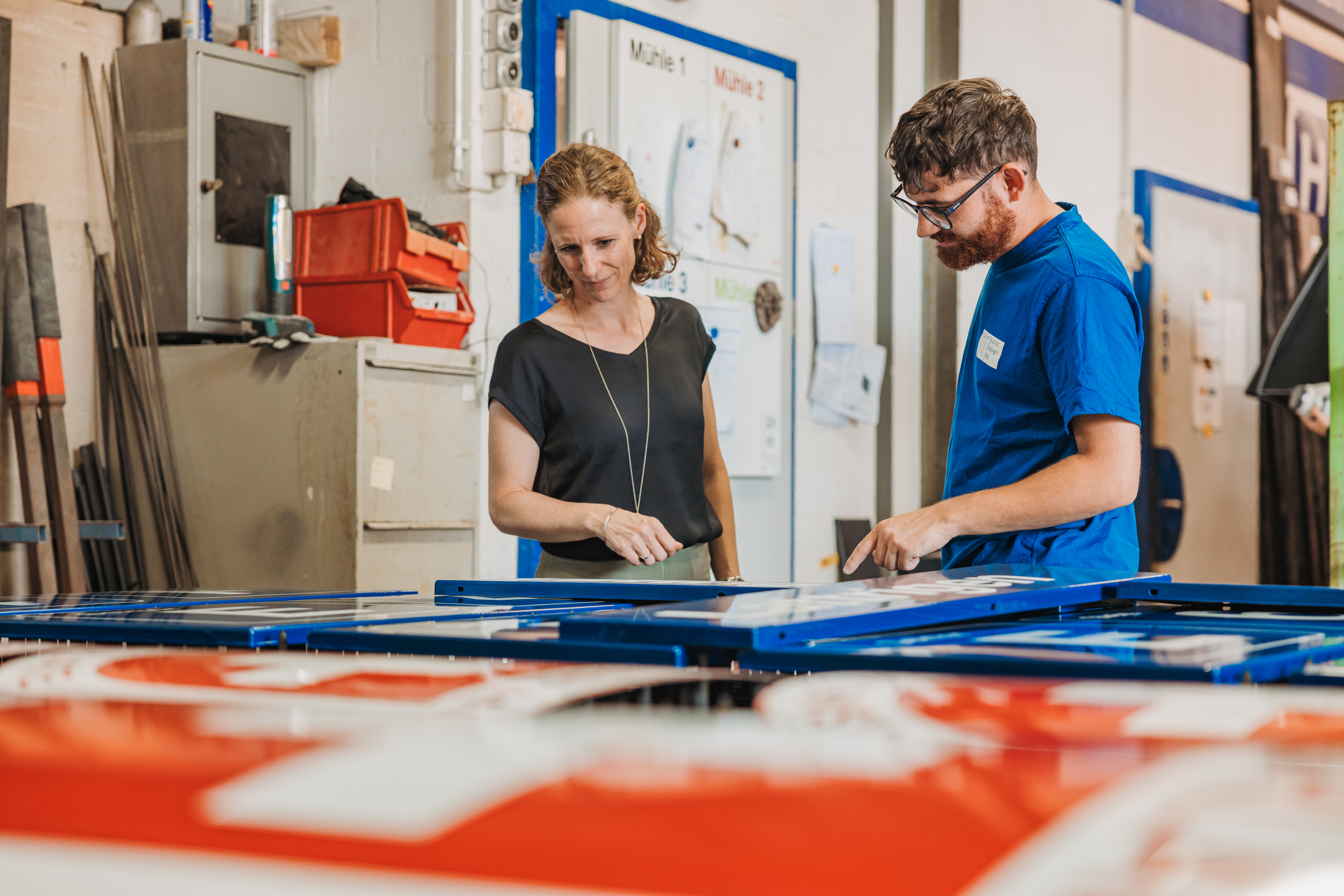 Qualitätskontrolle der emaillierten Schilder