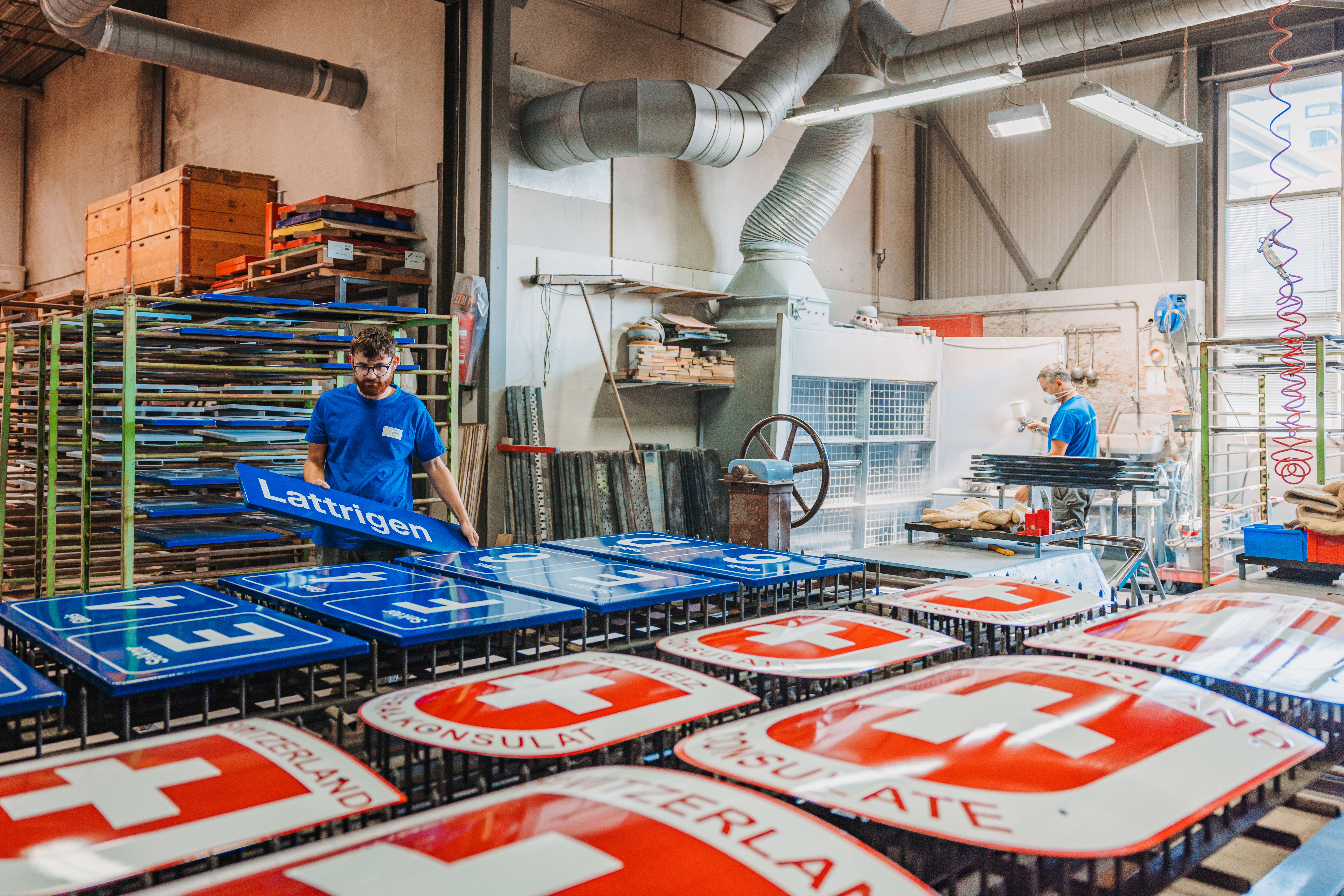 Zwei Emailleure bei Arbeiten im Emaillierwerk