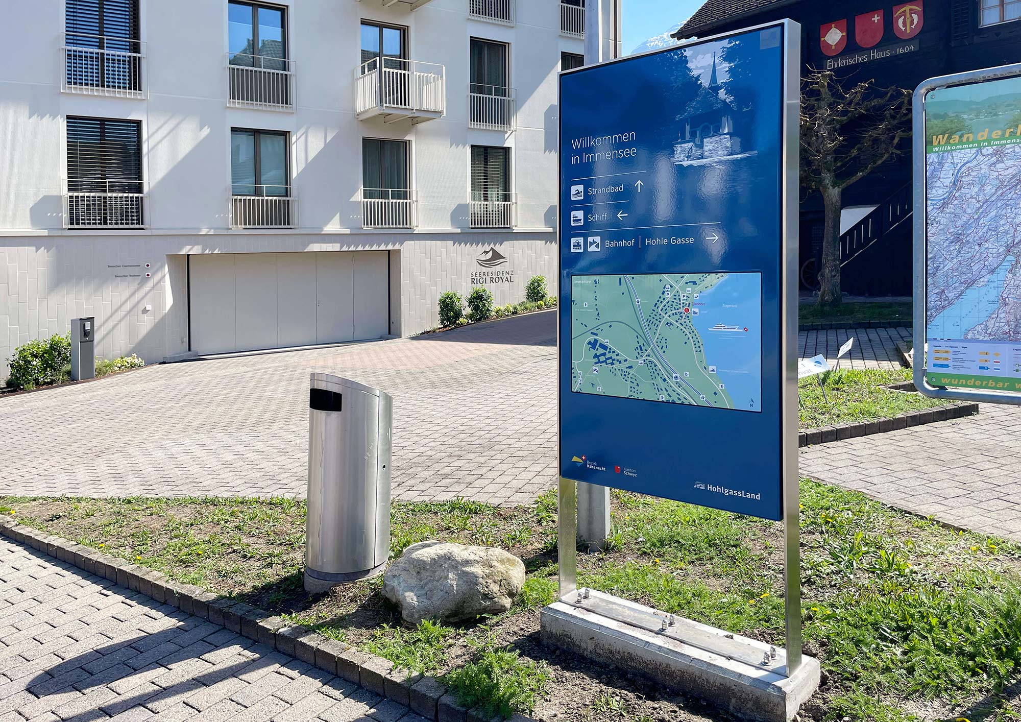 Emaillierte Stele mit Situationsplan