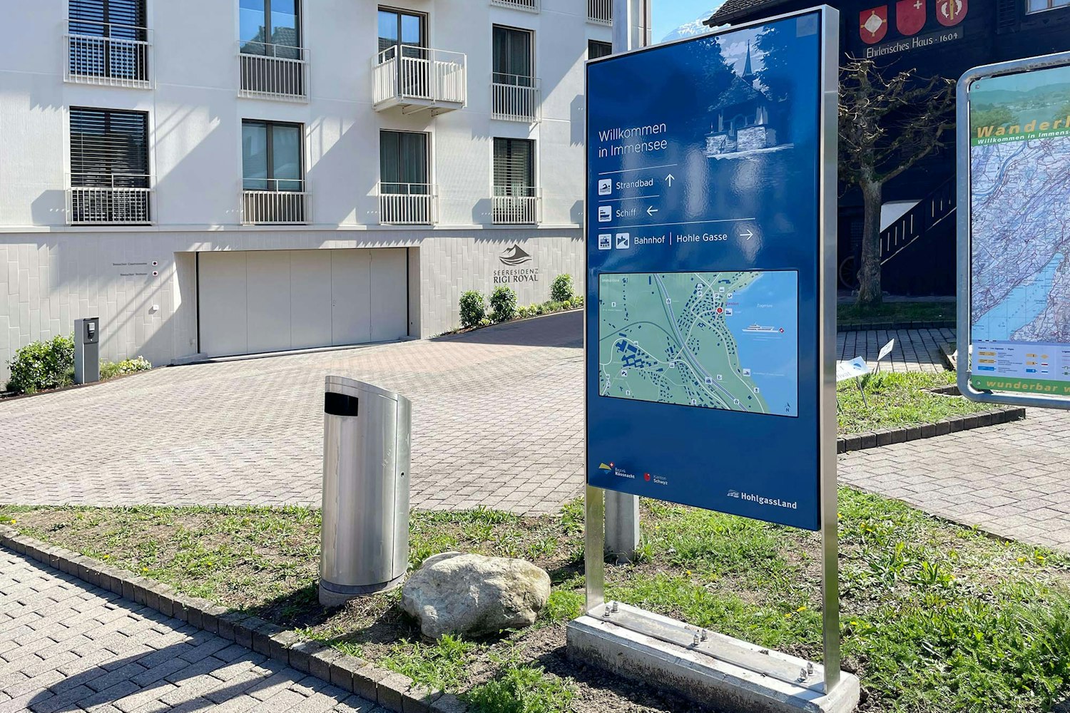 Emaillierte Stele mit Situationsplan