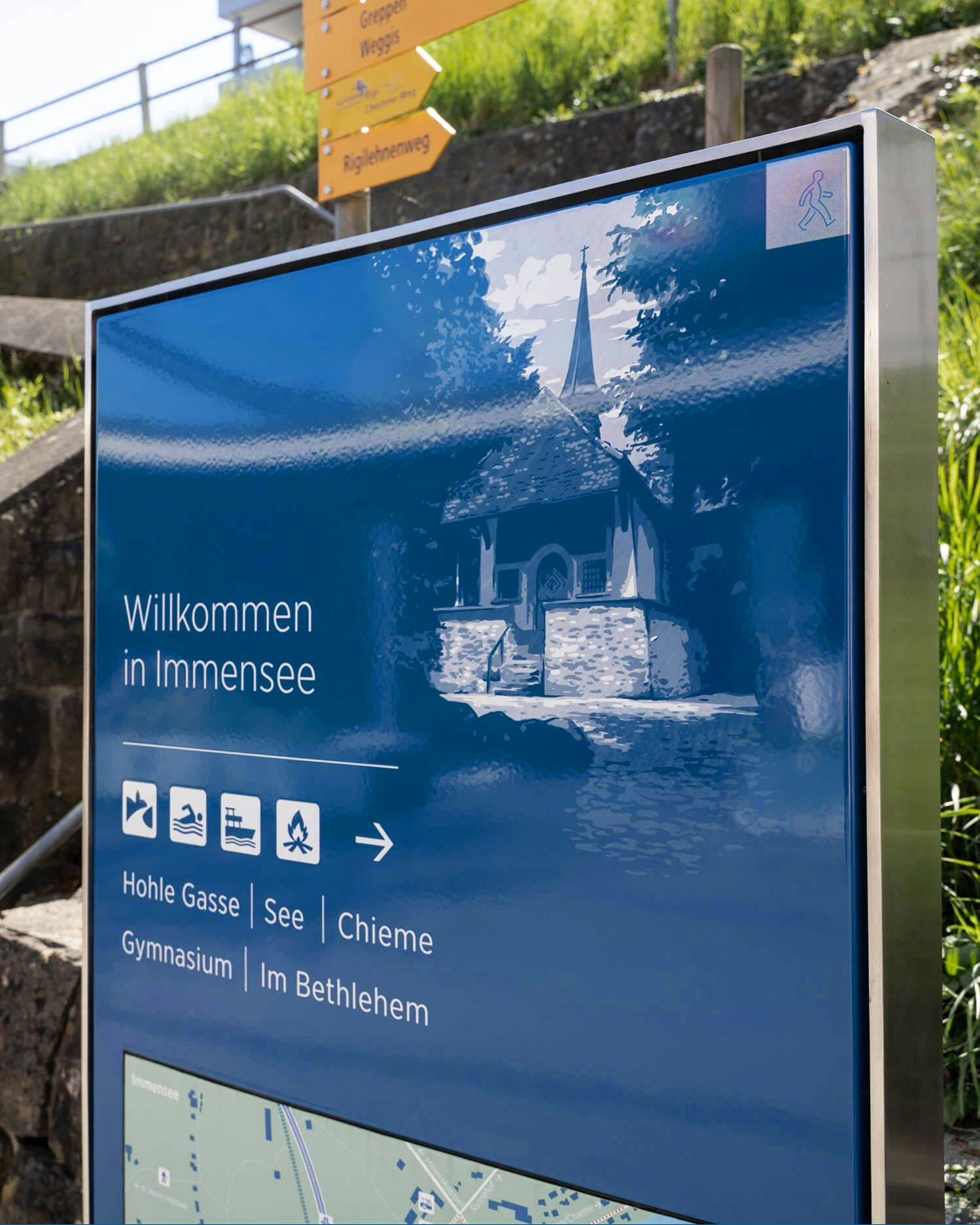 Emaillierte Infostele mit gerastertem Siebdruck