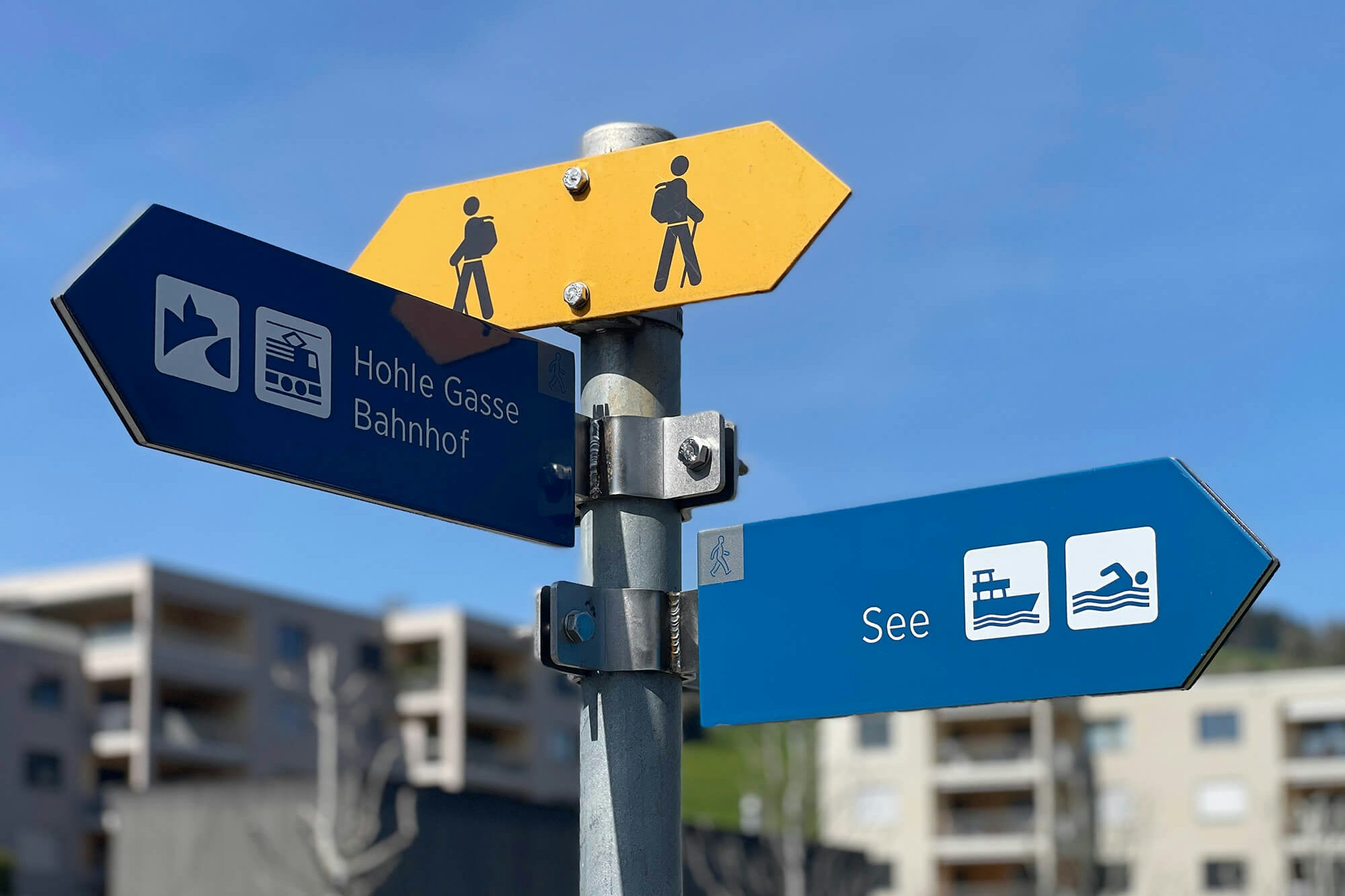 Emaillierte blaue Wegweiser