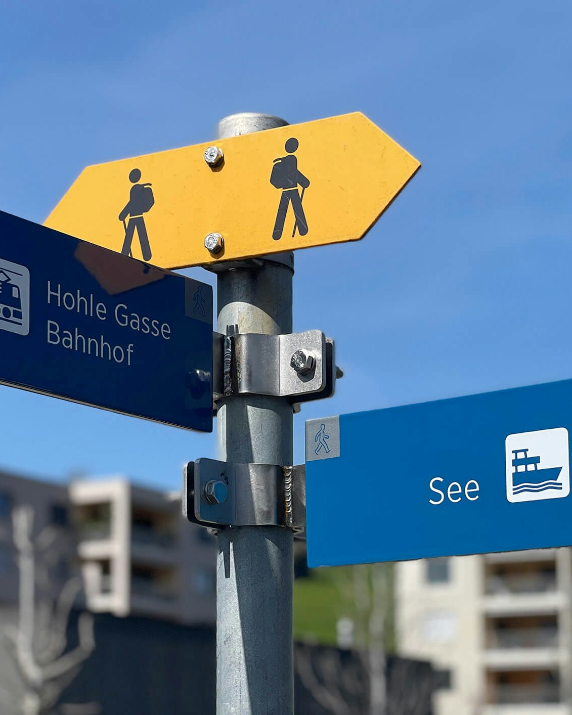 Emaillierte blaue Wegweiser