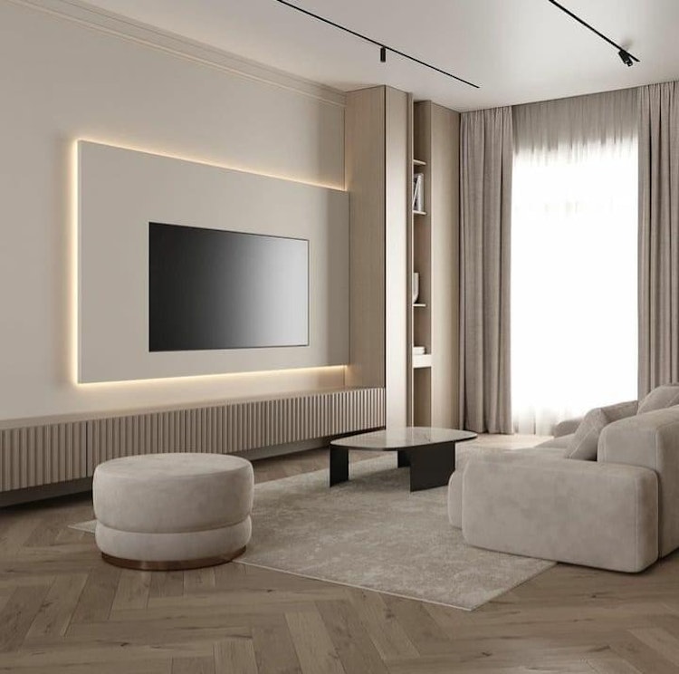 Salon w kolorze ecru. Pluszowa sofa, lamelowa szafka RTV i podświetlenie zabudowy za TV.