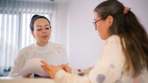 zorgverlener legt uit aan jonge vrouw