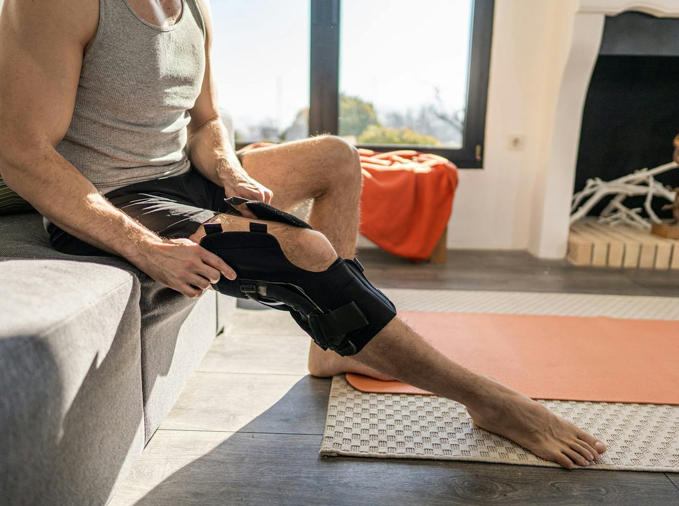 man putting on a knee brace