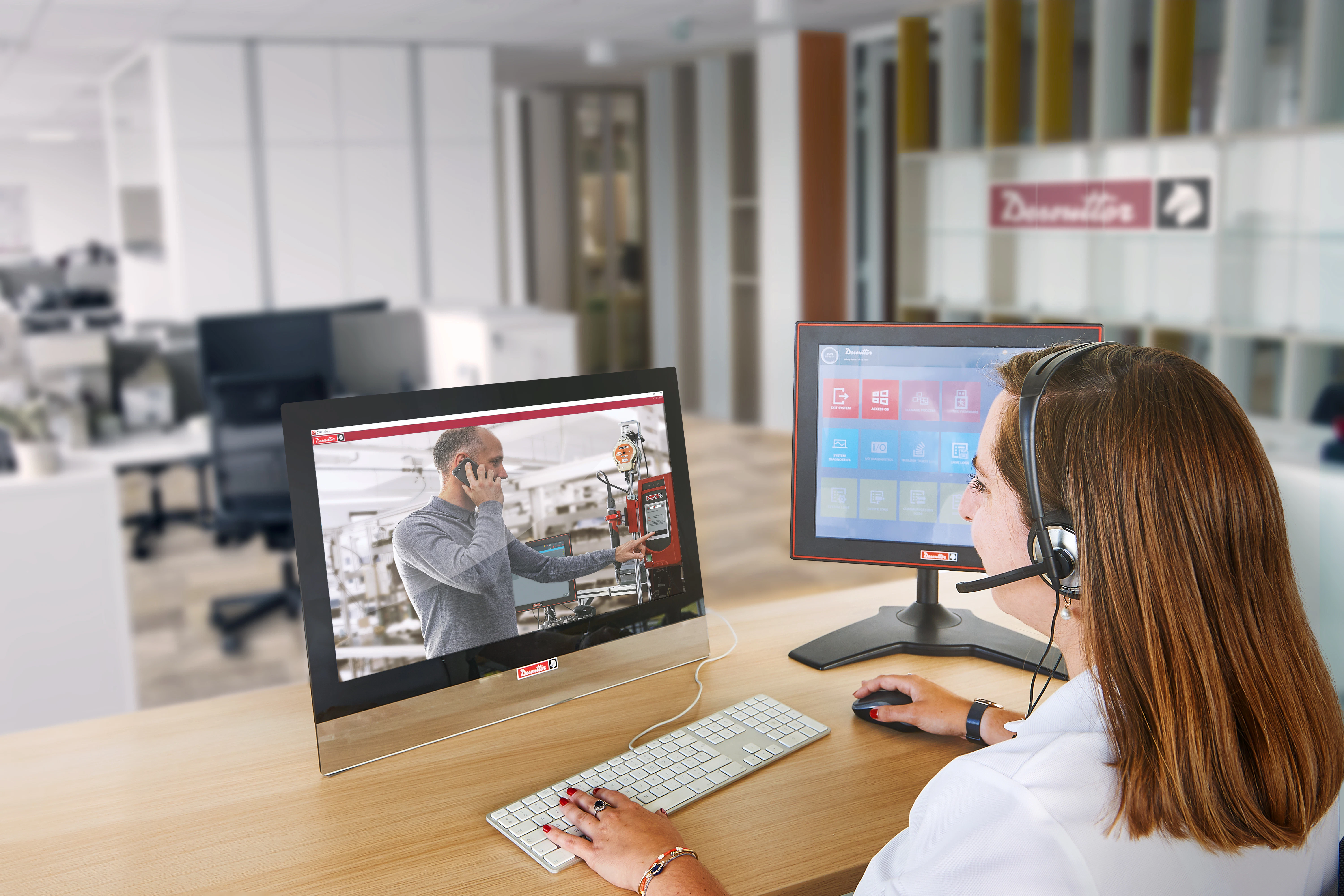 Desoutter expert giving support to a customer by phone