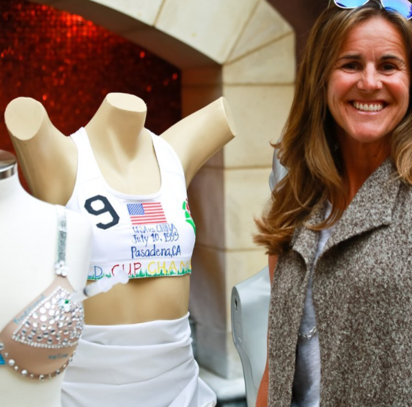 Mannequin modeling bra