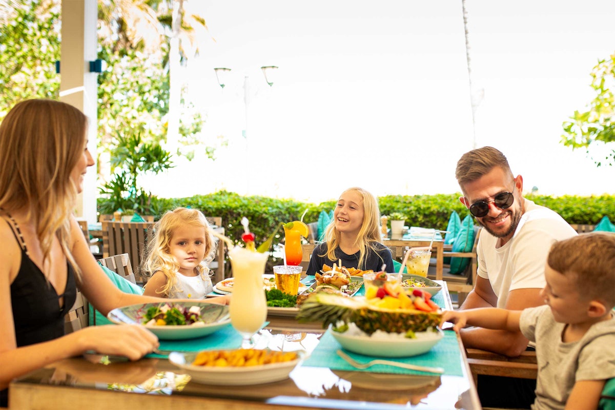 Best Outdoor Dining for Families! Best outdoor dining spots for families to enjoy together in a relaxed, scenic setting.