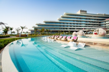 Wide blue pool with sunken pool loungers