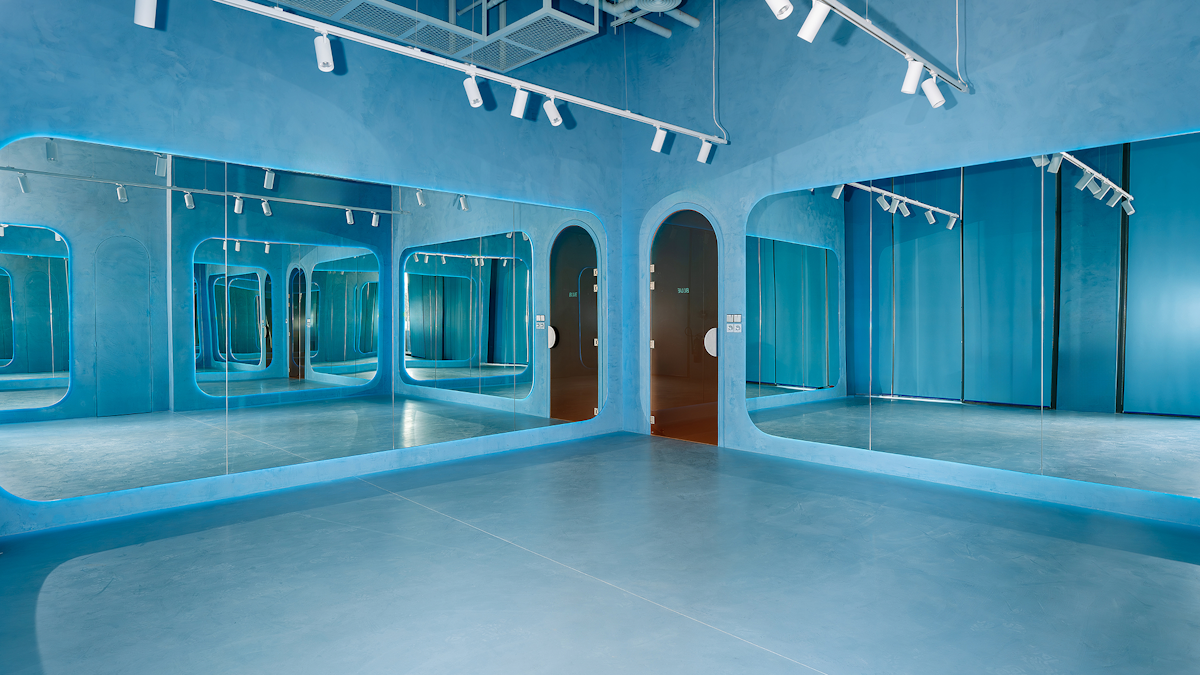 Empty studio, with blue interiors