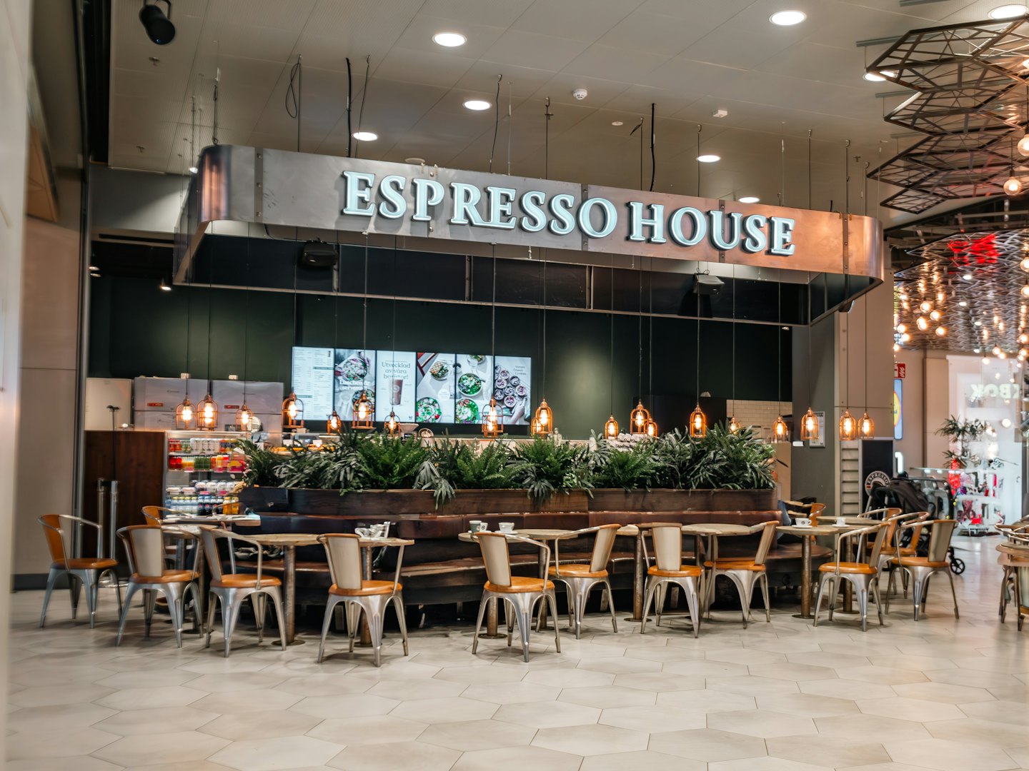 Butiksfasad Espresso House gatuplan Femman