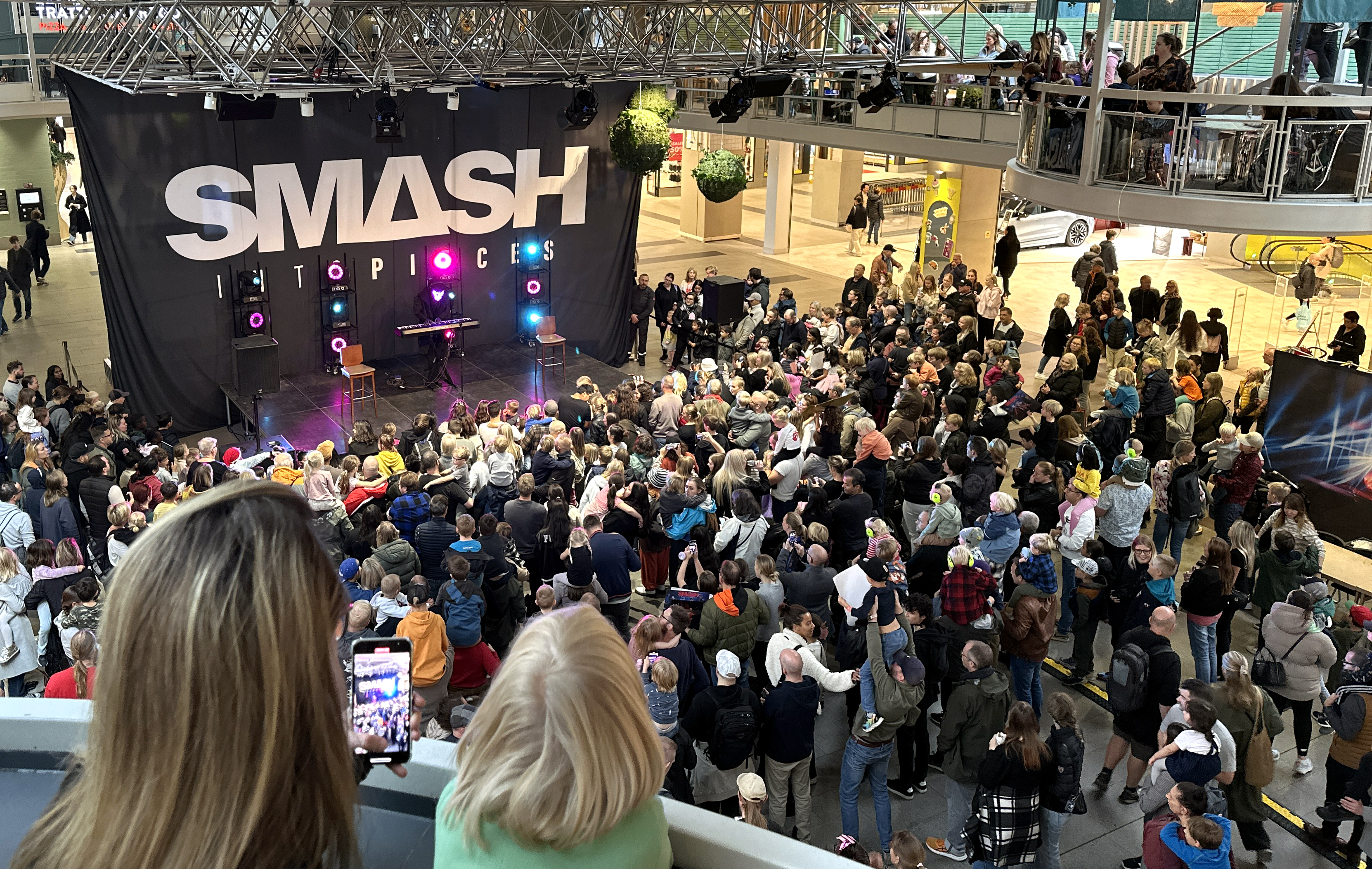 Smash into pieces på scen med publik i nordstan