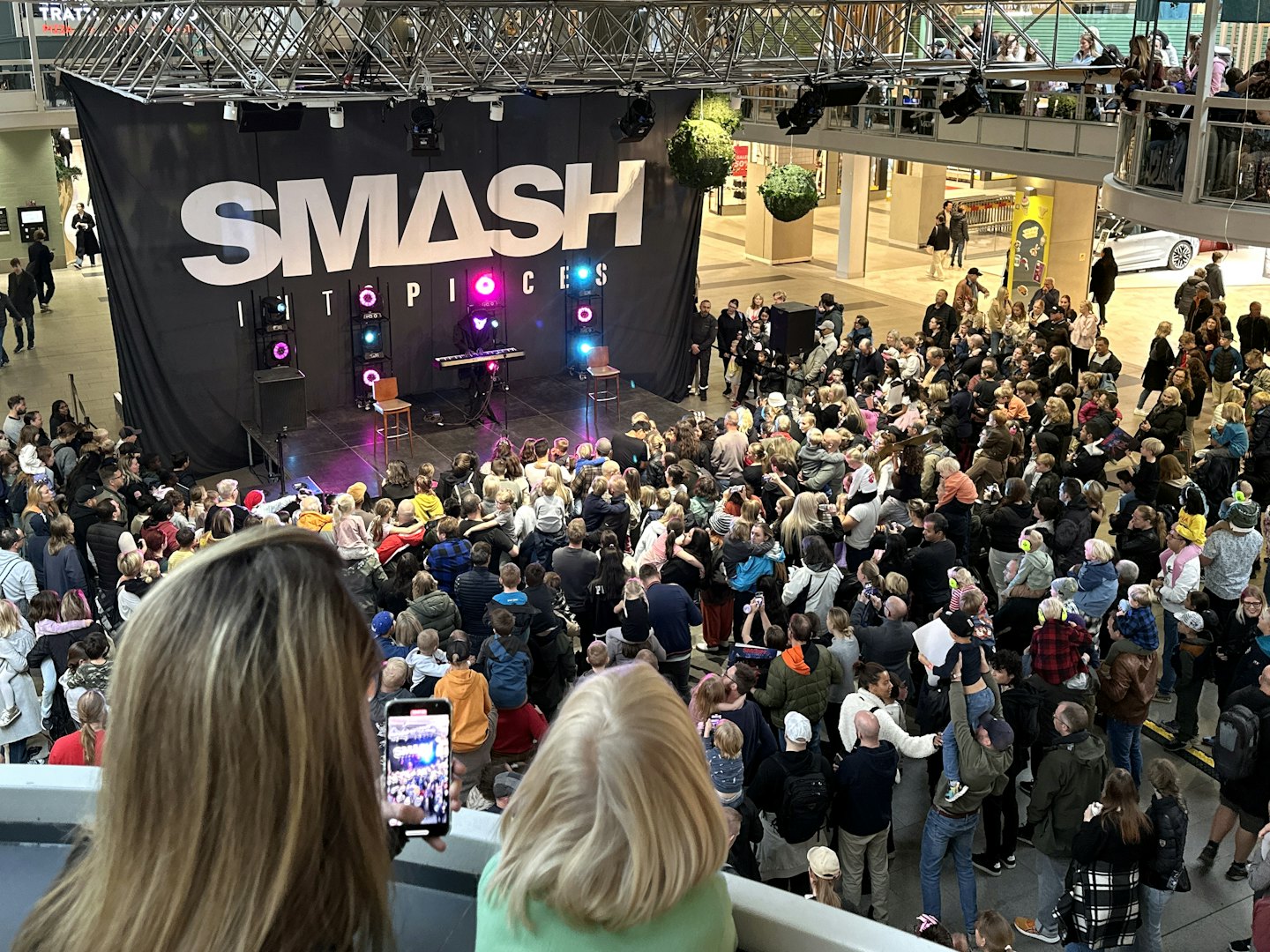 Smash Into Pieces Smash into pieces på scen med publik i nordstan