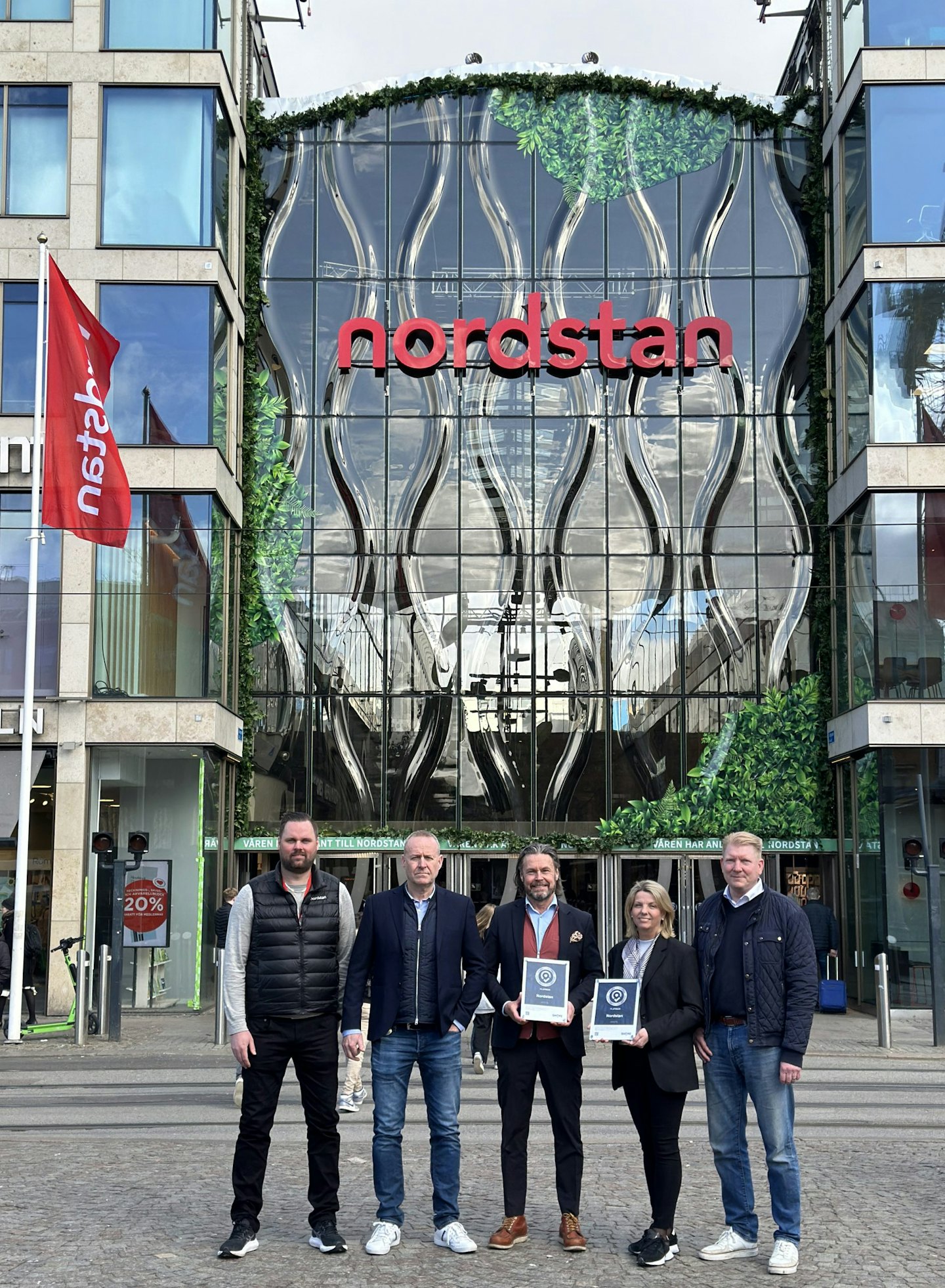 Gemensamt foto med Shore-certifieringen framför Nordstans huvudentré