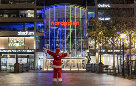 Tomten framför huvudentren  med skylten Nordpolen