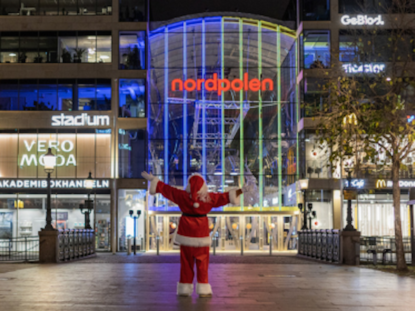 Tomten framför huvudentren med skylten Nordpolen