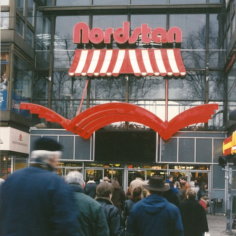 Bild på Nordstans gamla logotyp på huvudentren
