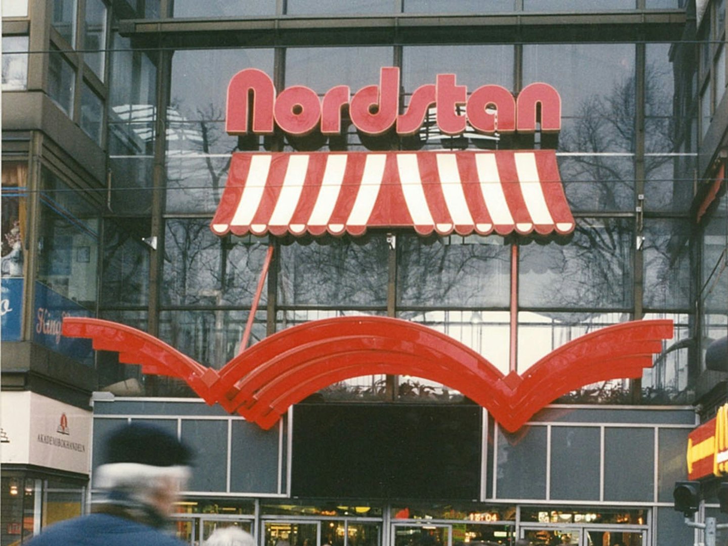 Bild på Nordstans gamla logotyp på huvudentren