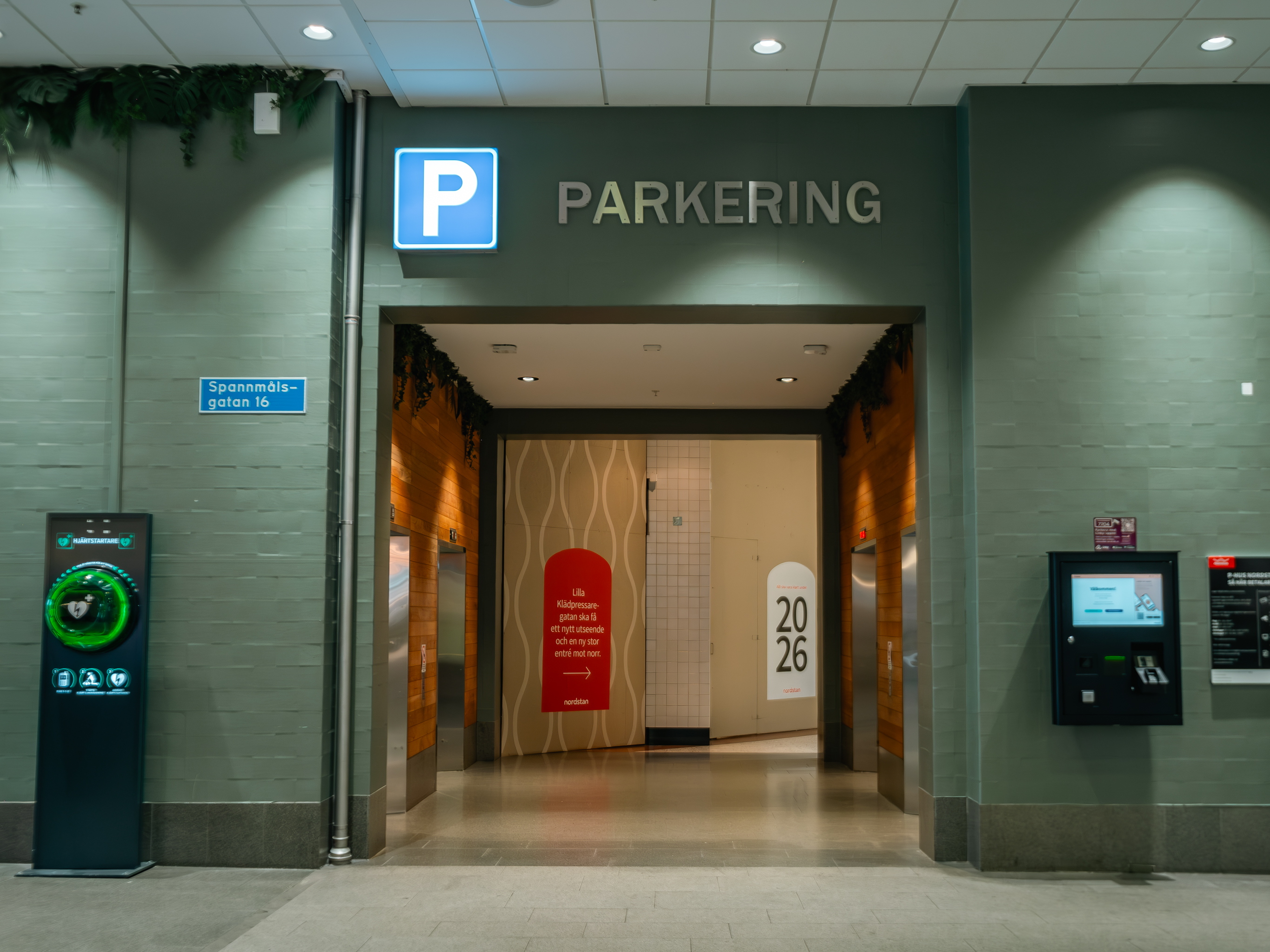 Bild som visar betalautomaterna och hissarna