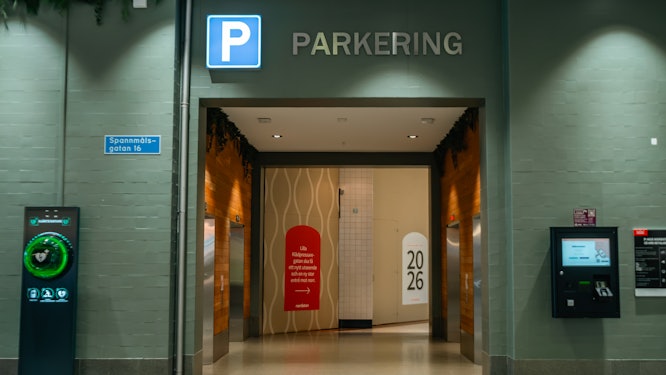Bild som visar betalautomaterna och hissarna