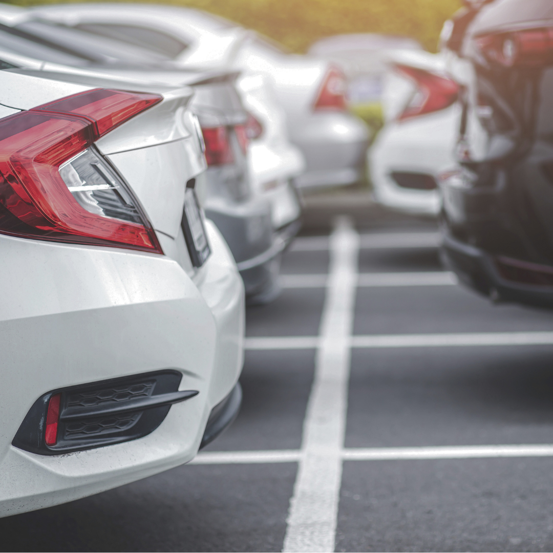 Bild på bilar på en parkeringsplats