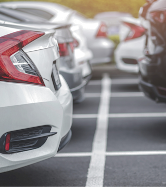 Bild på bilar på en parkeringsplats