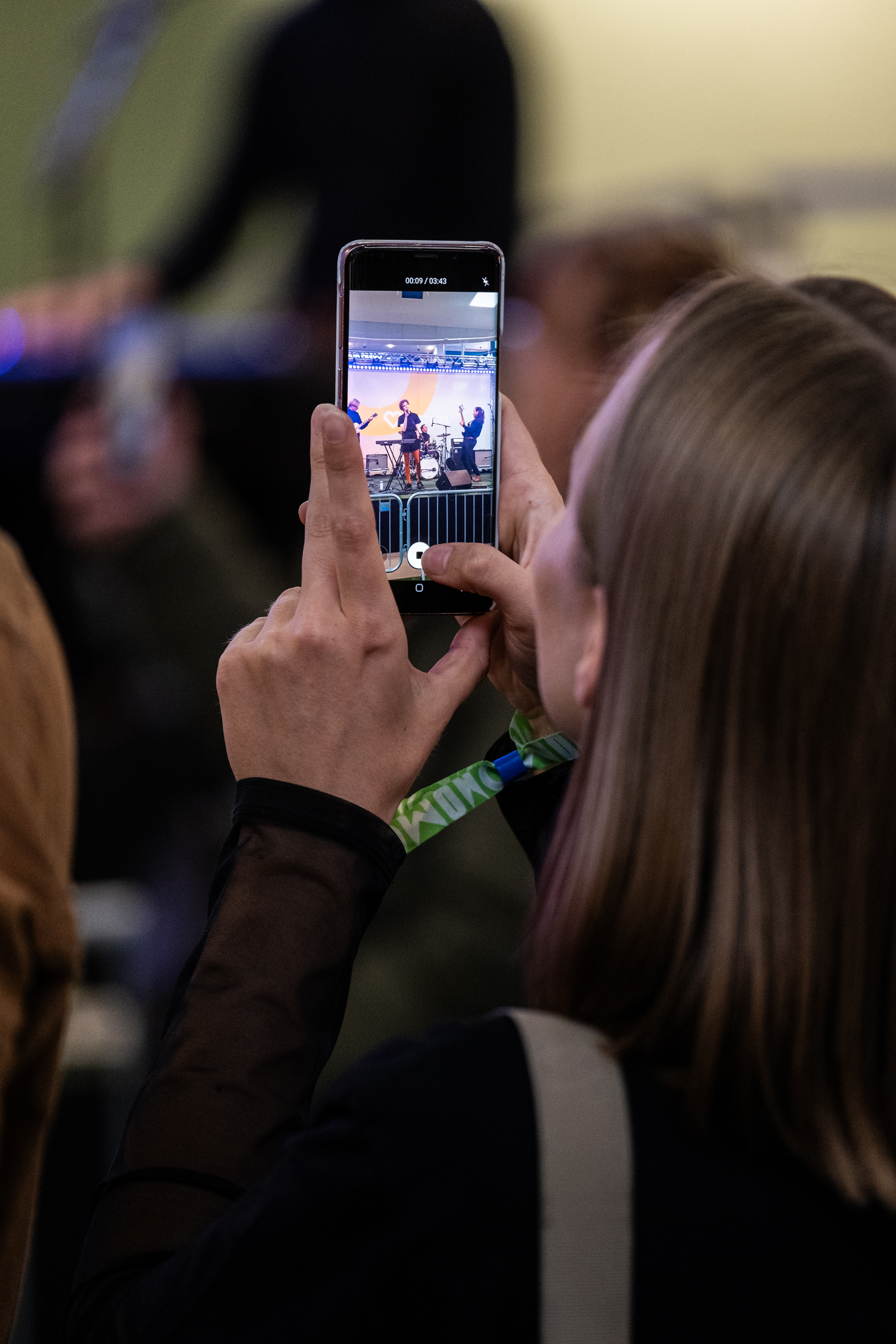 Person filmar föreställning med sin telefon