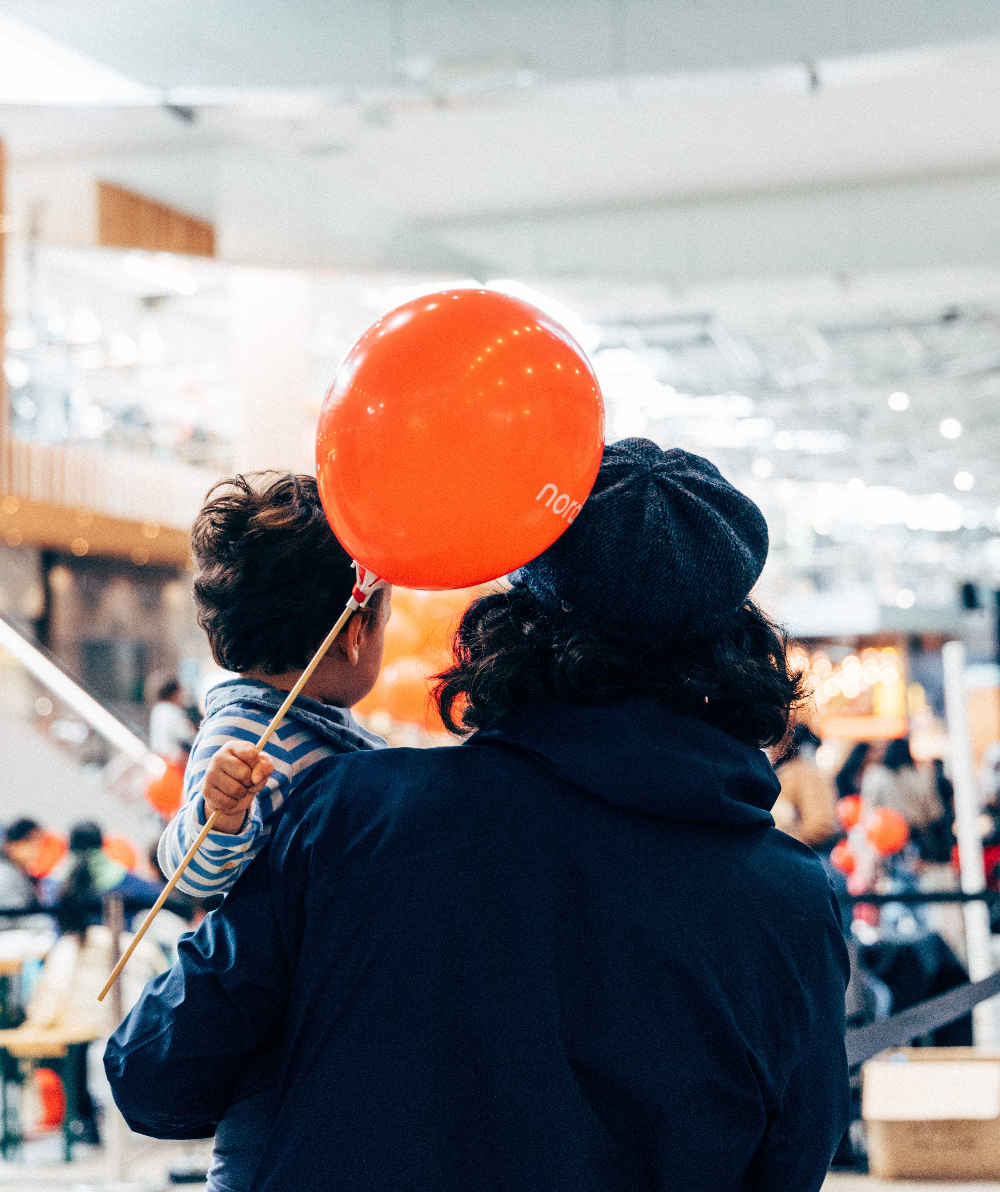Barn och förälder med ballong