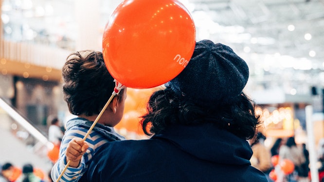 Familjesöndag Barn och förälder med ballong