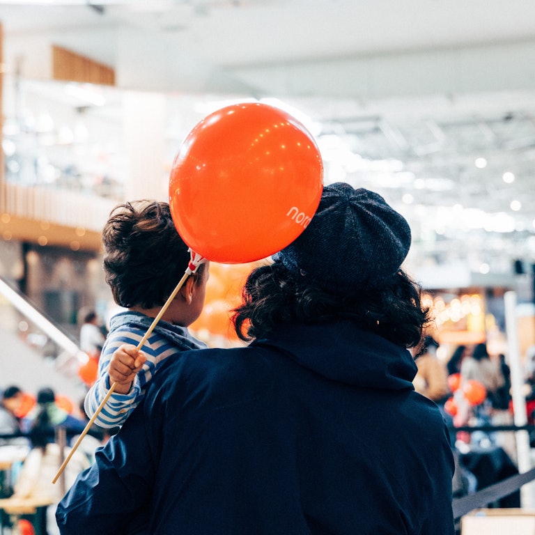 Familjesöndag Barn och förälder med ballong