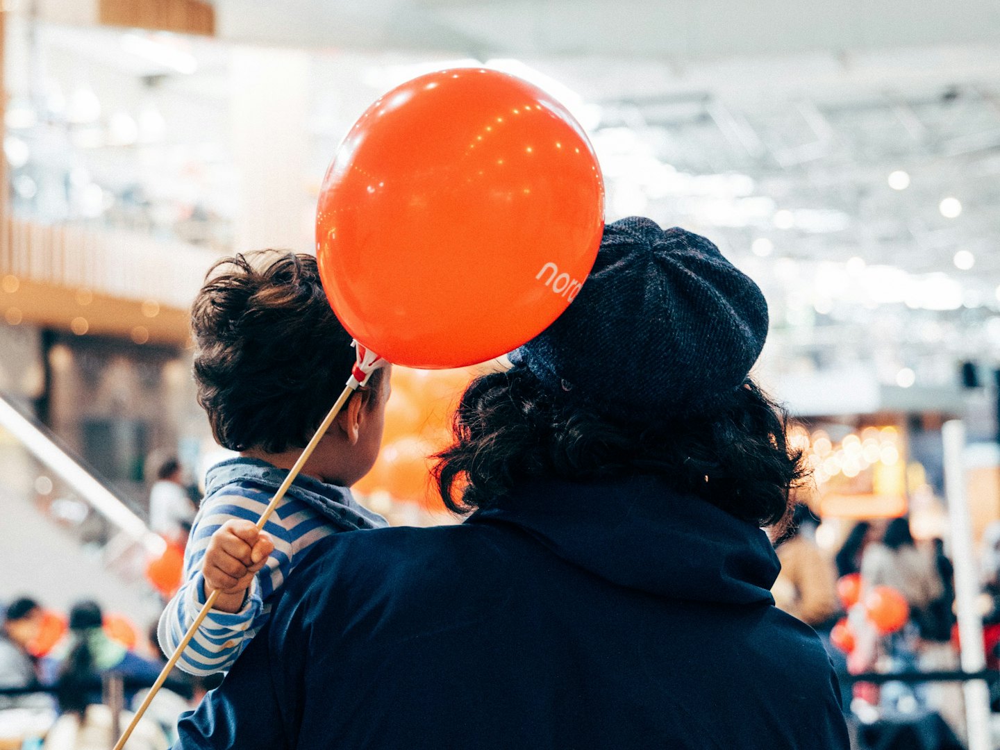 Familjesöndag Barn och förälder med ballong