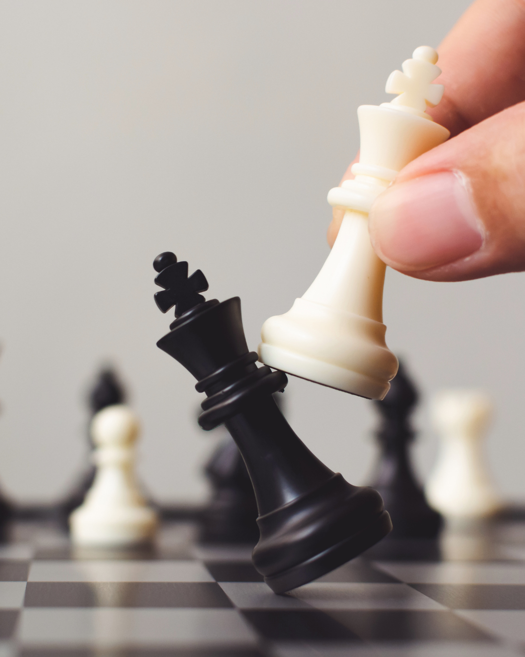 Schackpjäser med hand